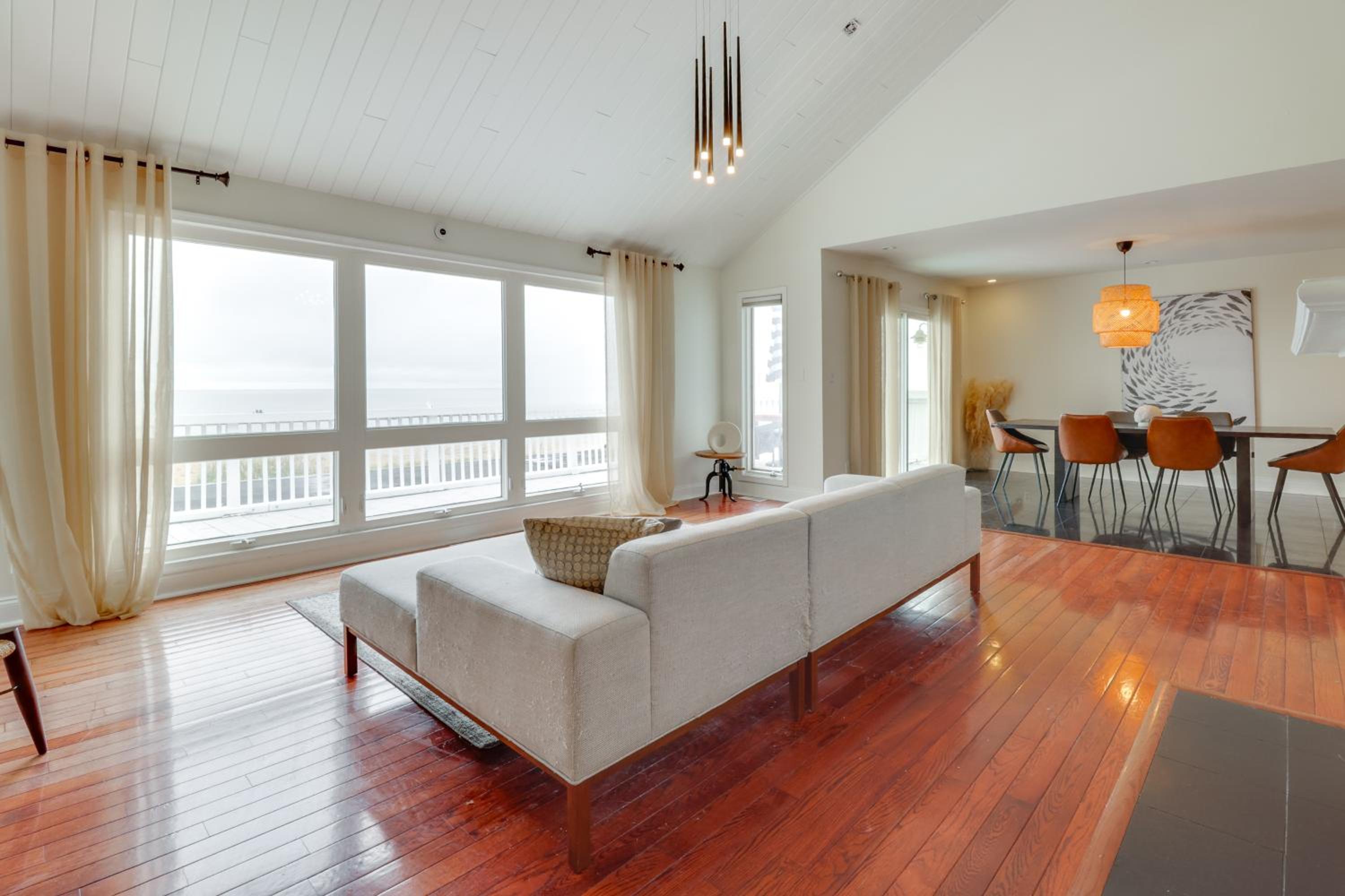 Pets Welcome Beachfront Family Retreat in Norfolk