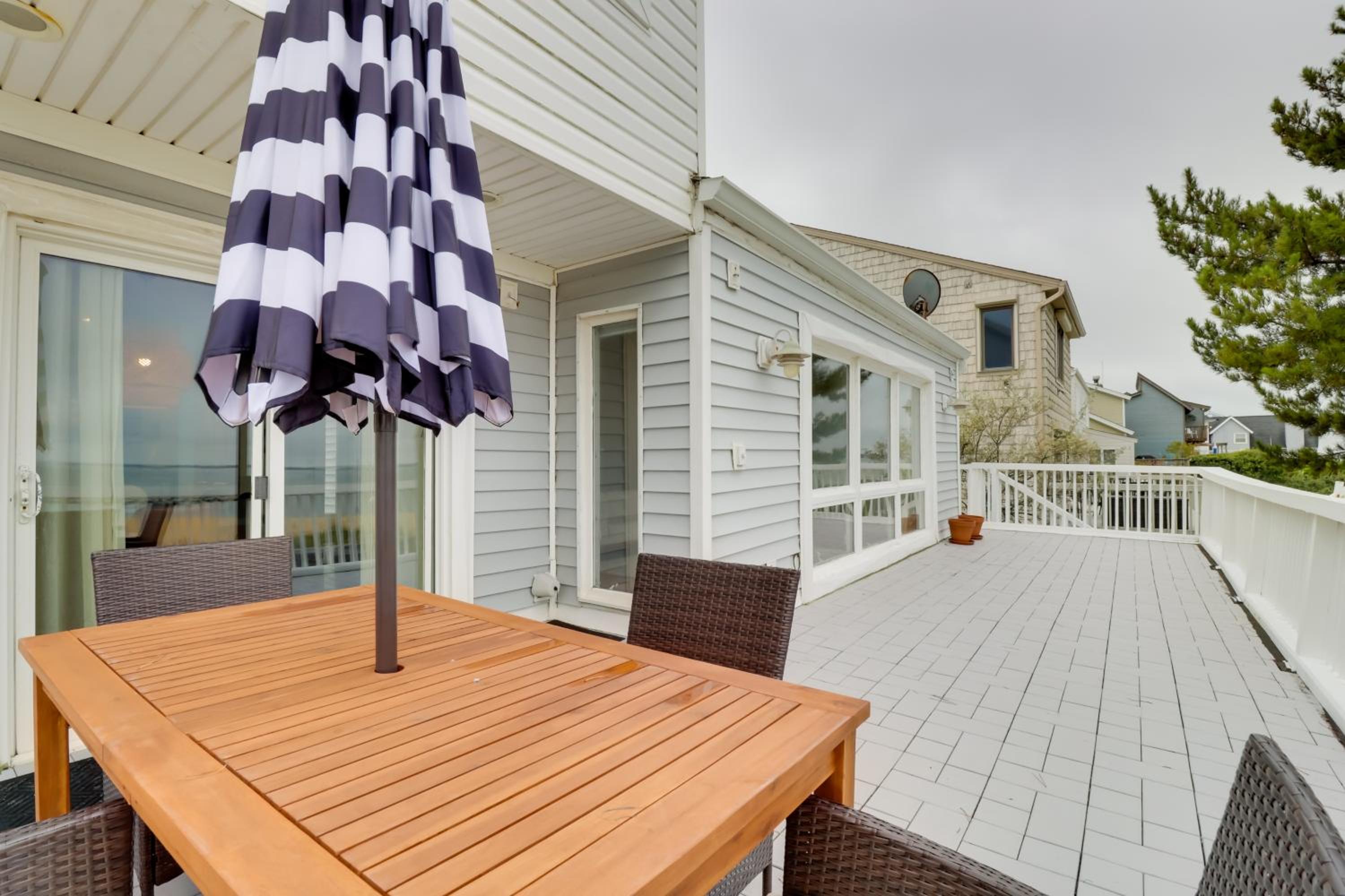 Pets Welcome Beachfront Family Retreat in Norfolk