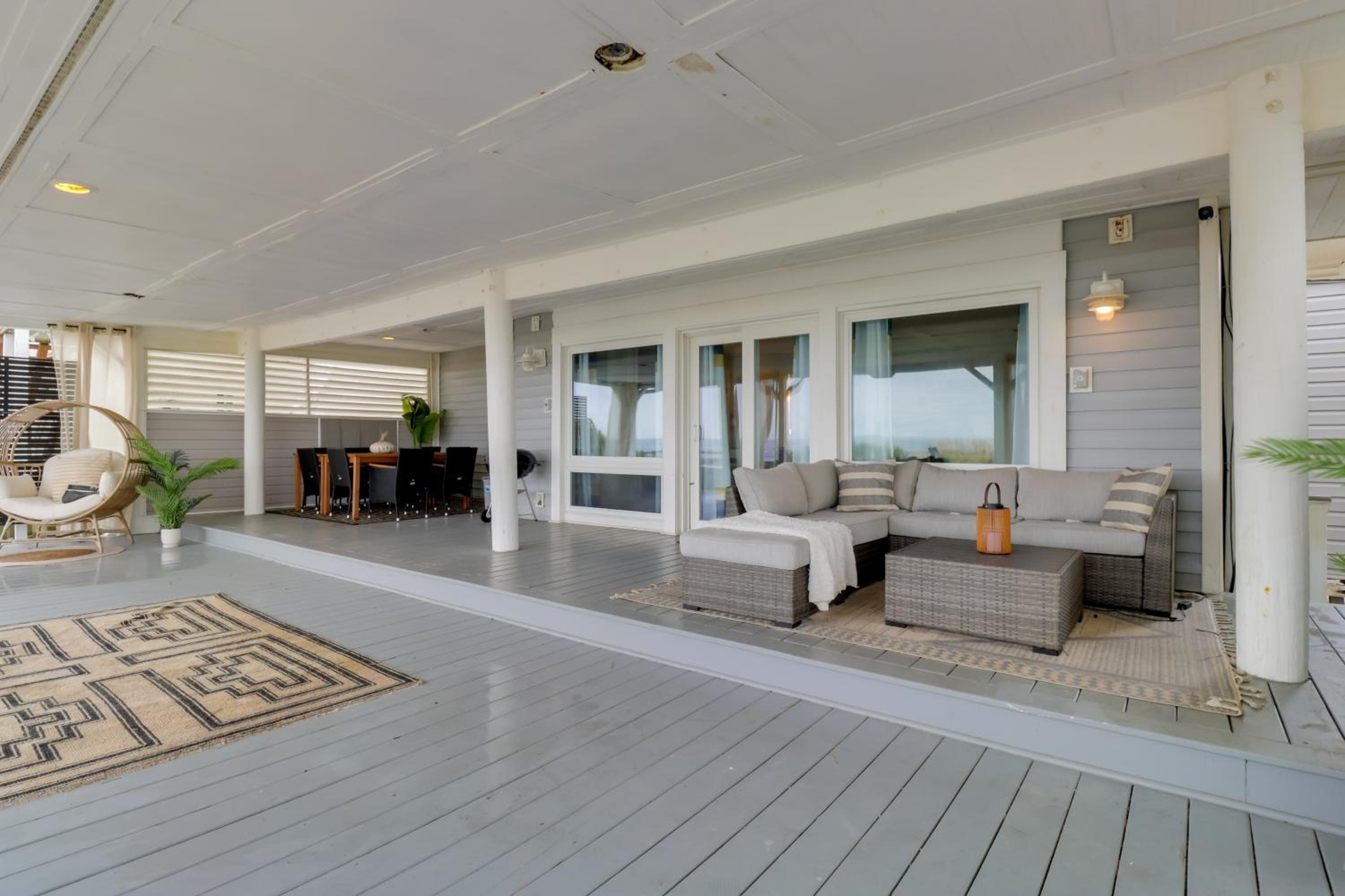 Pets Welcome Beachfront Family Retreat in Norfolk