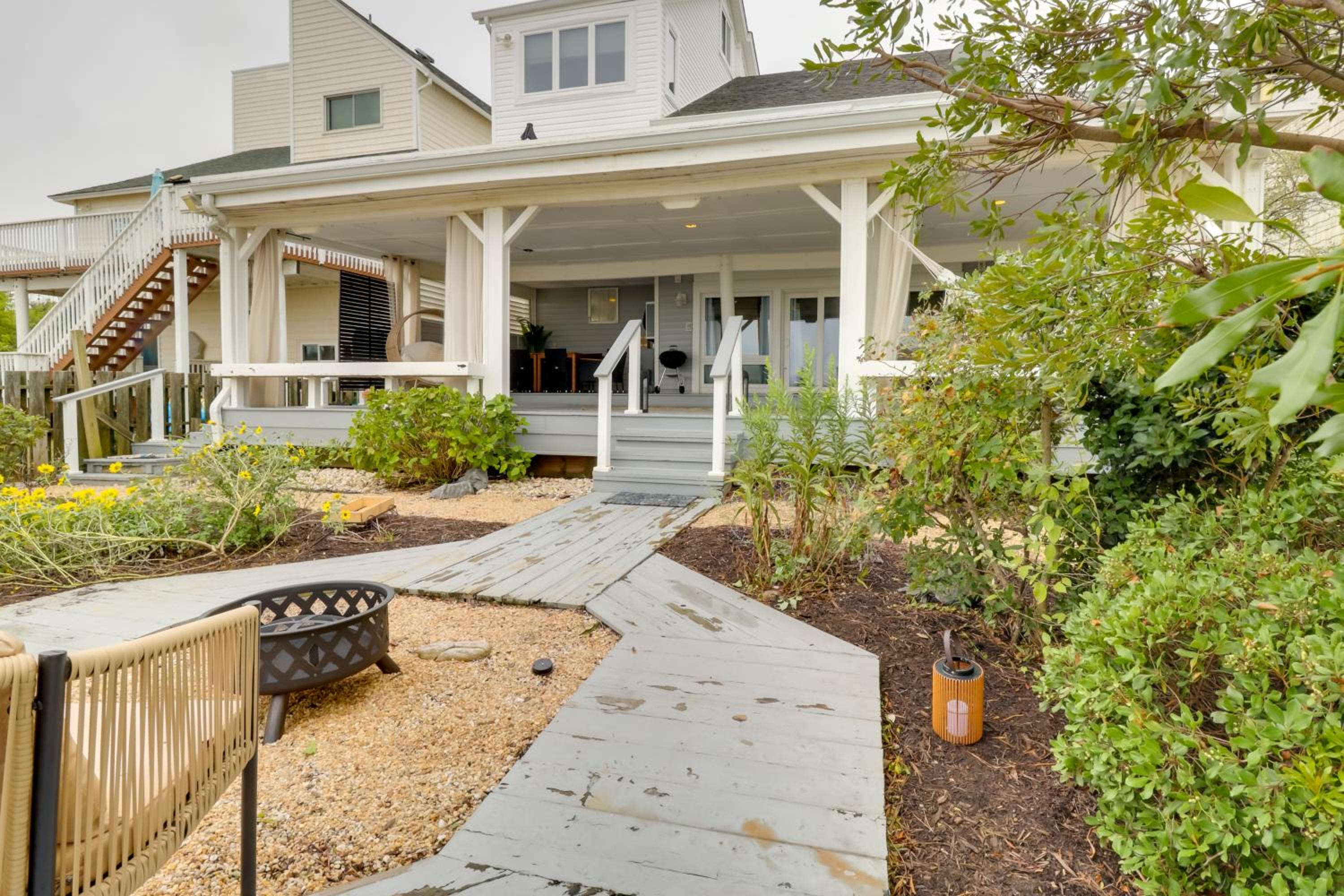 Pets Welcome Beachfront Family Retreat in Norfolk