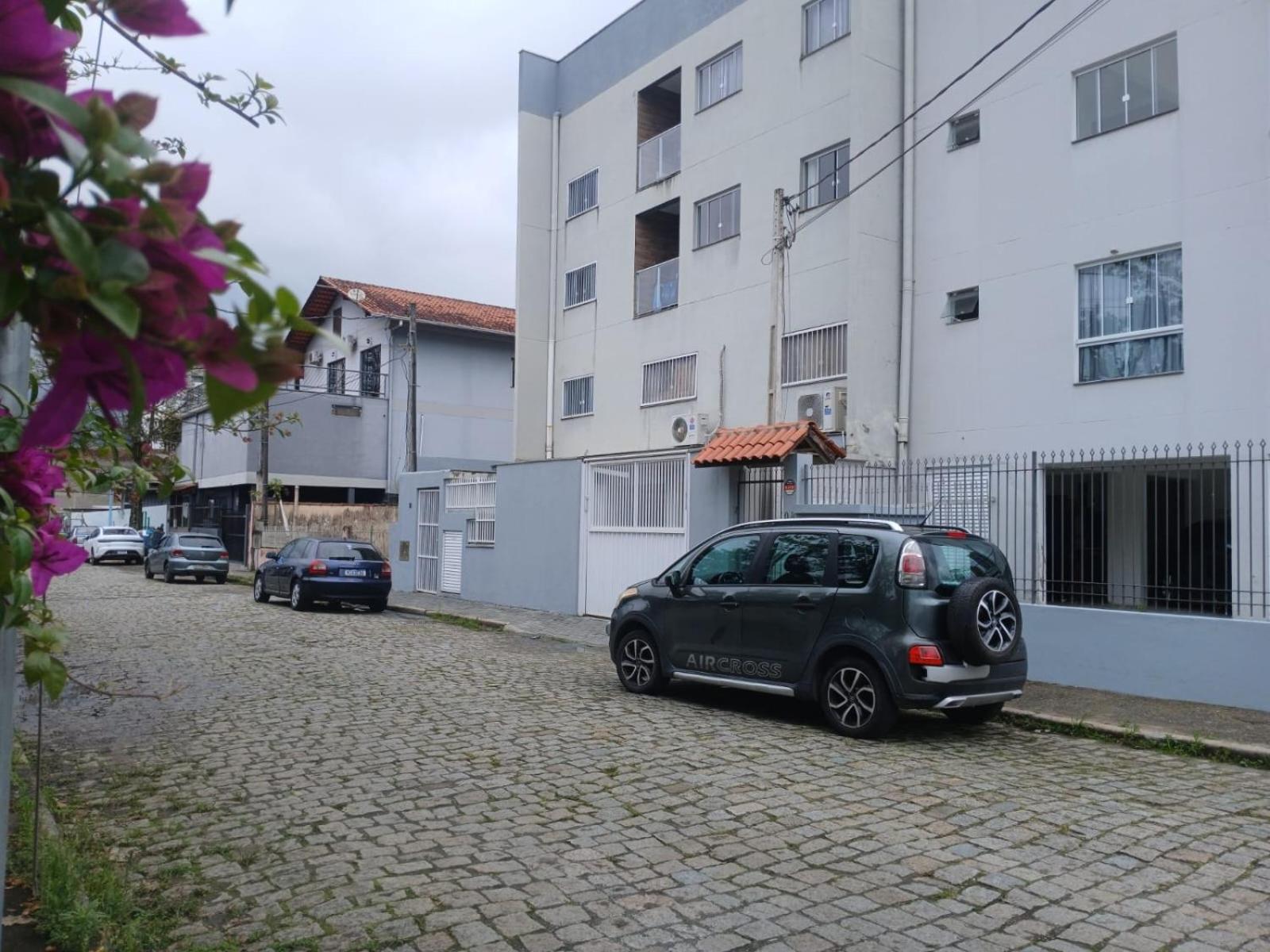 Ótima Localização, com suíte, Garagem coberta