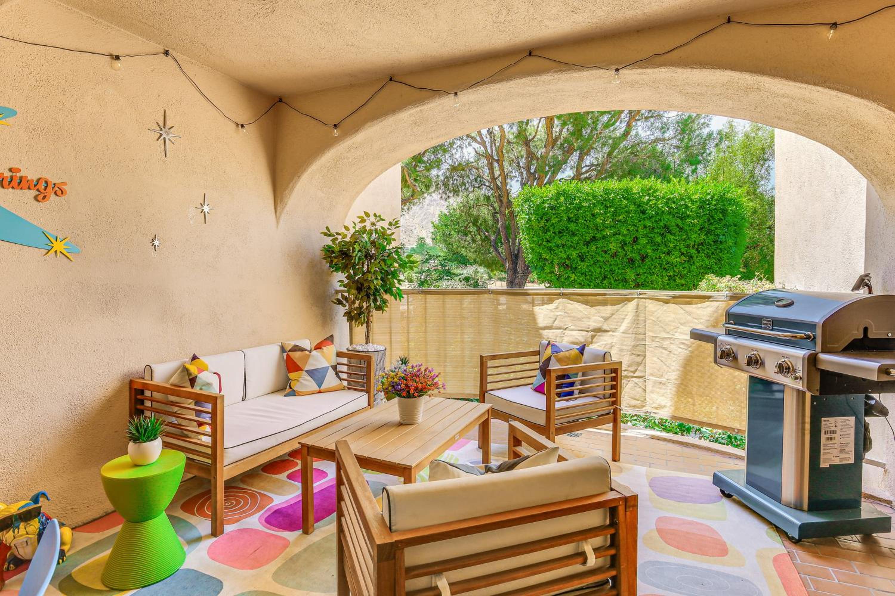 Stroll to Dtwn, Pools and Tennis Palm Springs Condo
