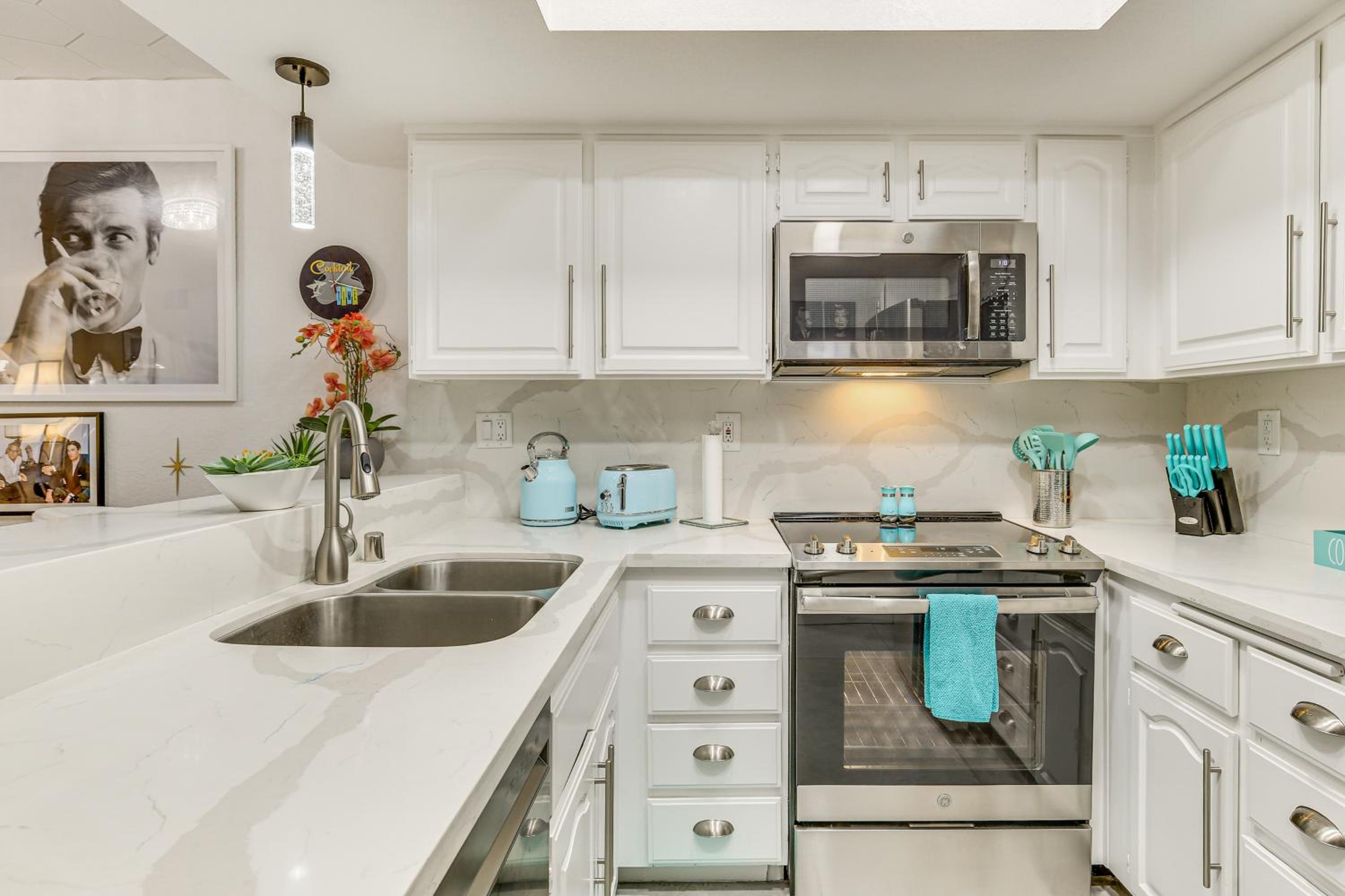 Stroll to Dtwn, Pools and Tennis Palm Springs Condo