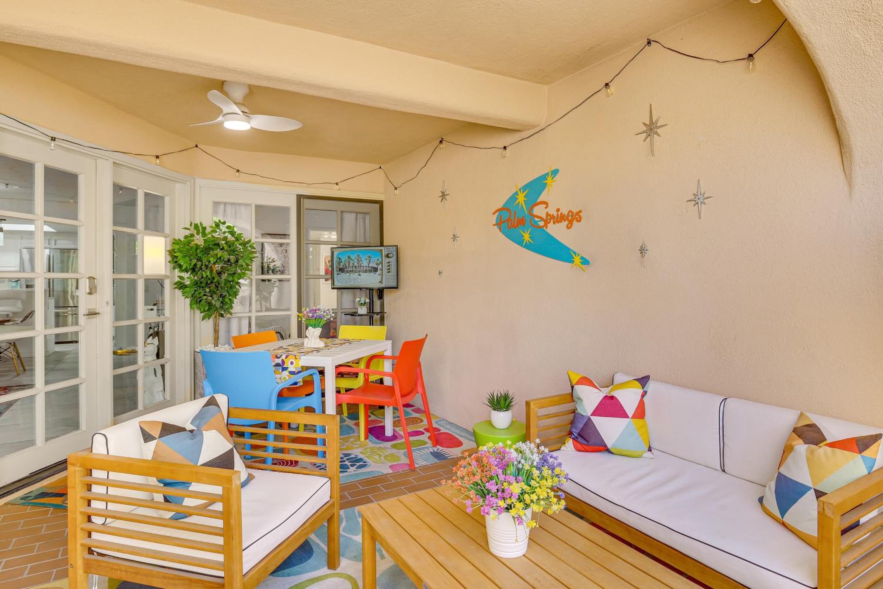 Stroll to Dtwn, Pools and Tennis Palm Springs Condo