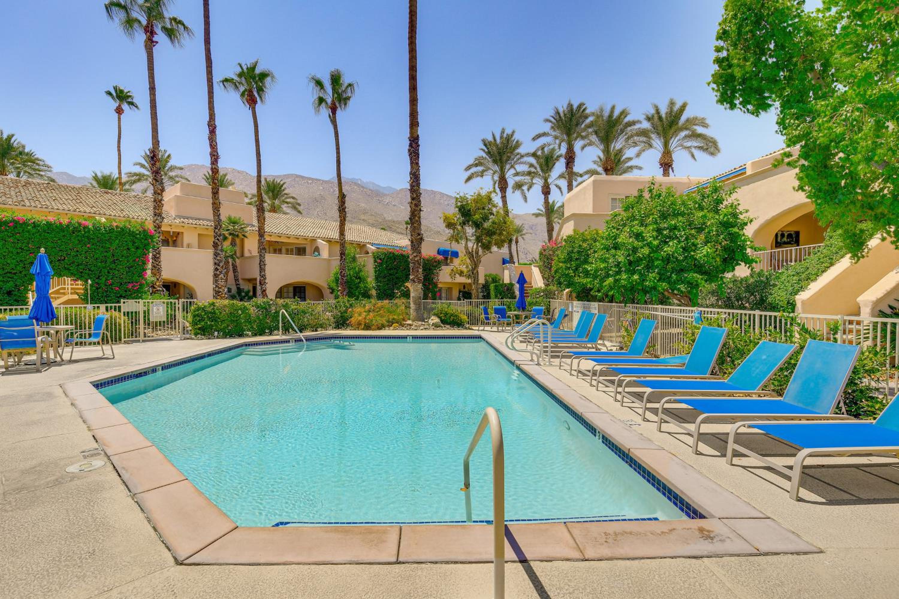 Stroll to Dtwn, Pools and Tennis Palm Springs Condo