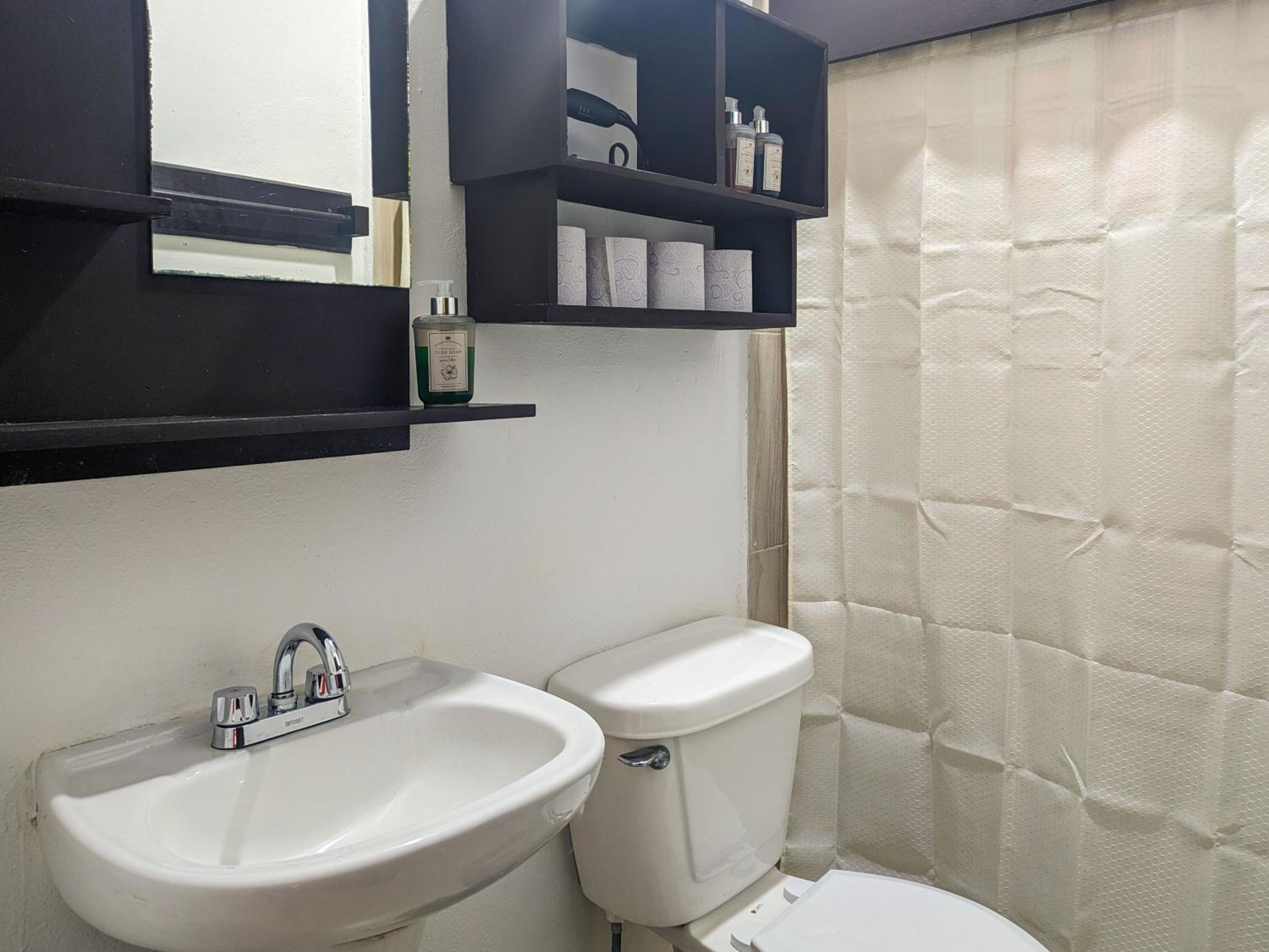 Bright & Spacious Suite 2 Beds Steps to Beach Kitchen AC Fast WiFi Great Value 5A