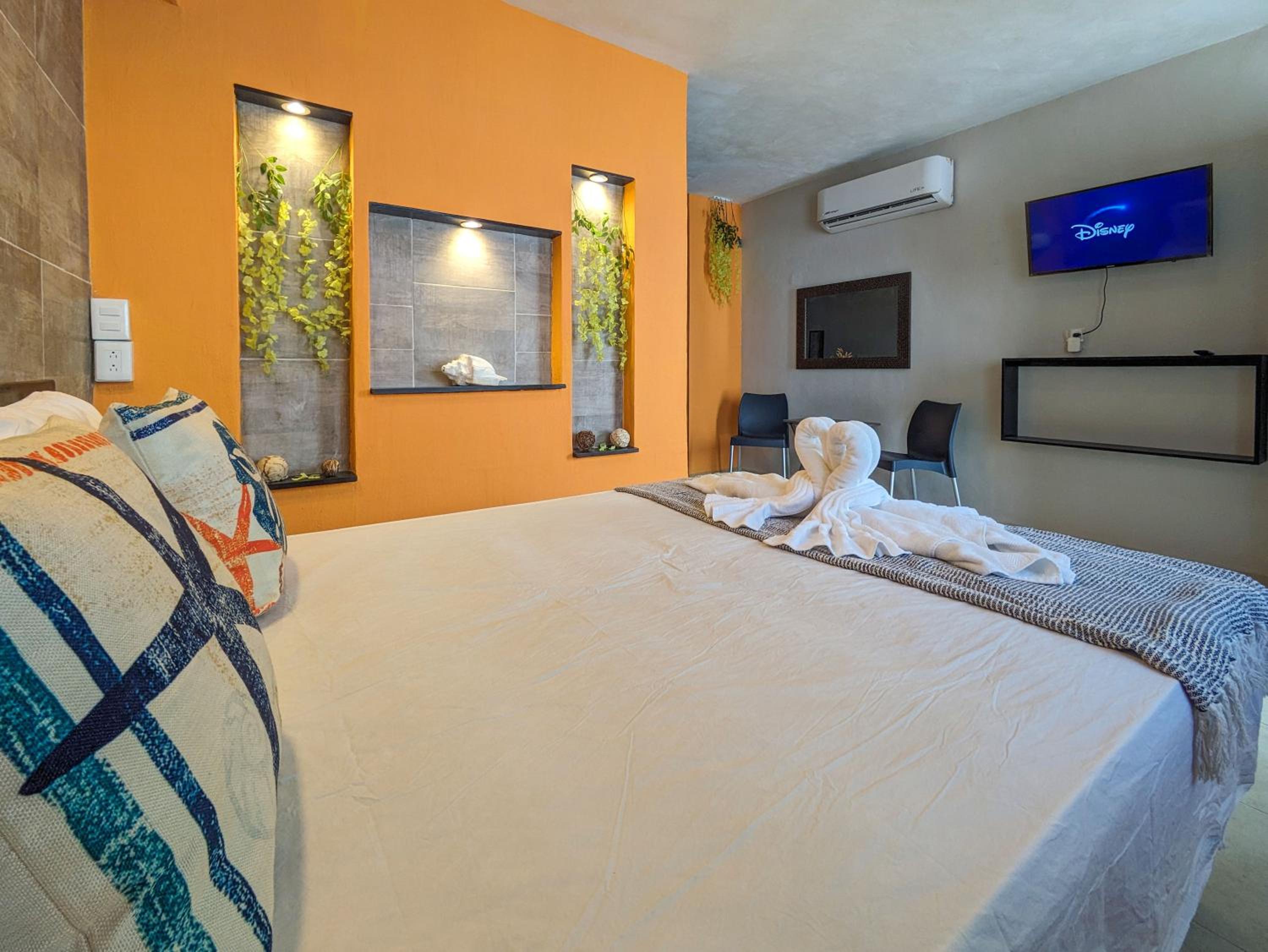 Romantic Escape 1 Bedroom 500m from Beach Memory Foam King Bed Kitchen Value Stay 2A