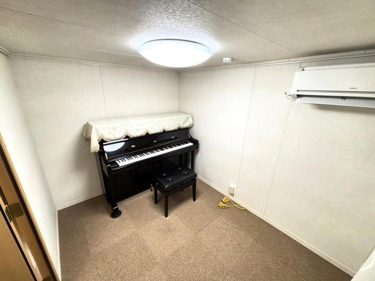 Shibuya Ward, 3 bedrooms, 15 minutes to Shinjuku Station by foot and subway 貸切一軒家9名様 新宿駅から4分の幡ヶ谷駅徒歩11分 渋谷駅直通バス停徒歩1分 ピアノと防音室有