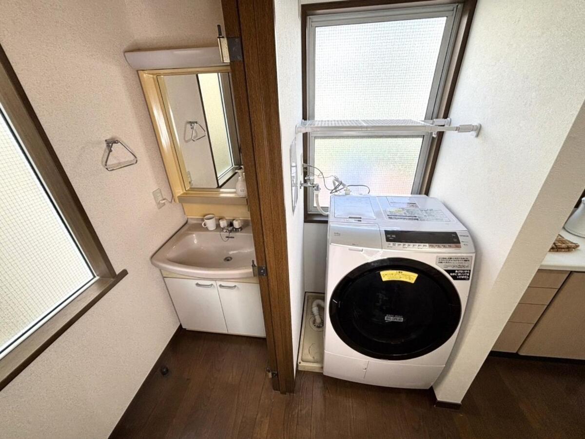 Shibuya Ward, 3 bedrooms, 15 minutes to Shinjuku Station by foot and subway 貸切一軒家9名様 新宿駅から4分の幡ヶ谷駅徒歩11分 渋谷駅直通バス停徒歩1分 ピアノと防音室有
