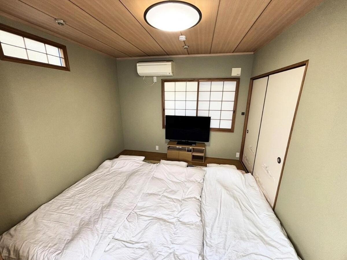 Shibuya Ward, 3 bedrooms, 15 minutes to Shinjuku Station by foot and subway 貸切一軒家9名様 新宿駅から4分の幡ヶ谷駅徒歩11分 渋谷駅直通バス停徒歩1分 ピアノと防音室有