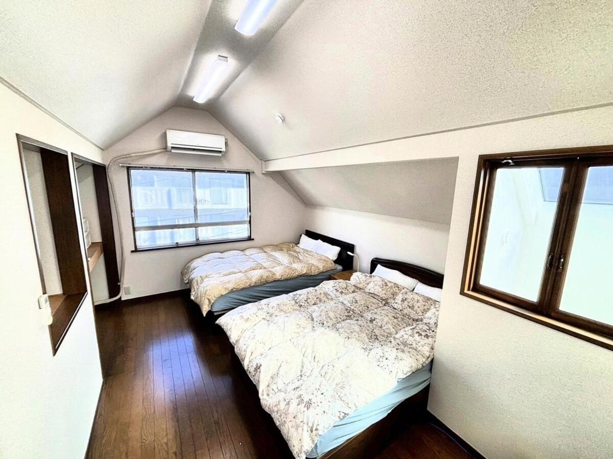 Shibuya Ward, 3 bedrooms, 15 minutes to Shinjuku Station by foot and subway 貸切一軒家9名様 新宿駅から4分の幡ヶ谷駅徒歩11分 渋谷駅直通バス停徒歩1分 ピアノと防音室有