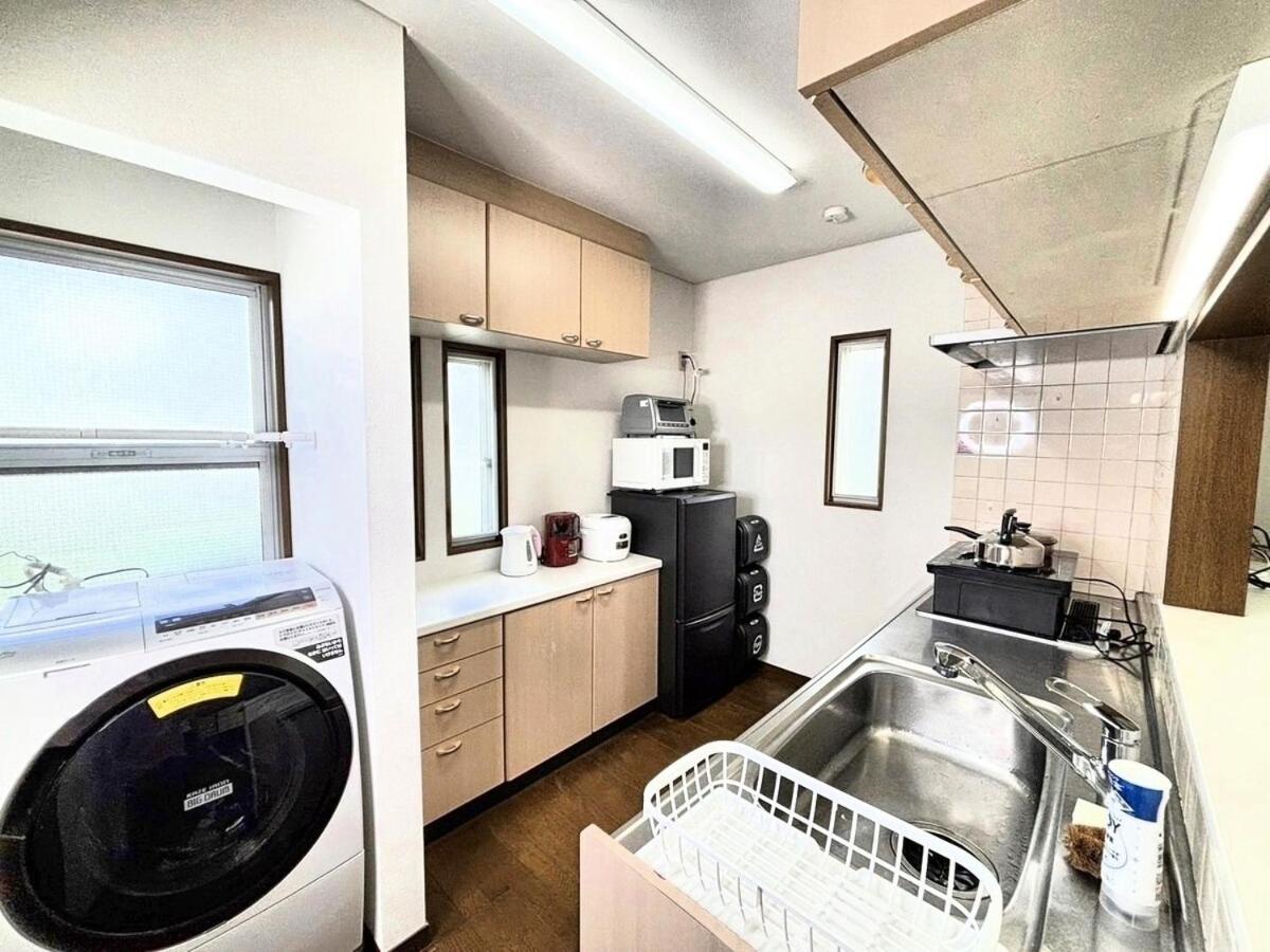 Shibuya Ward, 3 bedrooms, 15 minutes to Shinjuku Station by foot and subway 貸切一軒家9名様 新宿駅から4分の幡ヶ谷駅徒歩11分 渋谷駅直通バス停徒歩1分 ピアノと防音室有