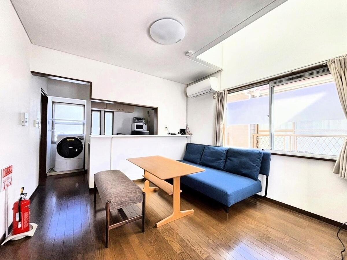Shibuya Ward, 3 bedrooms, 15 minutes to Shinjuku Station by foot and subway 貸切一軒家9名様 新宿駅から4分の幡ヶ谷駅徒歩11分 渋谷駅直通バス停徒歩1分 ピアノと防音室有