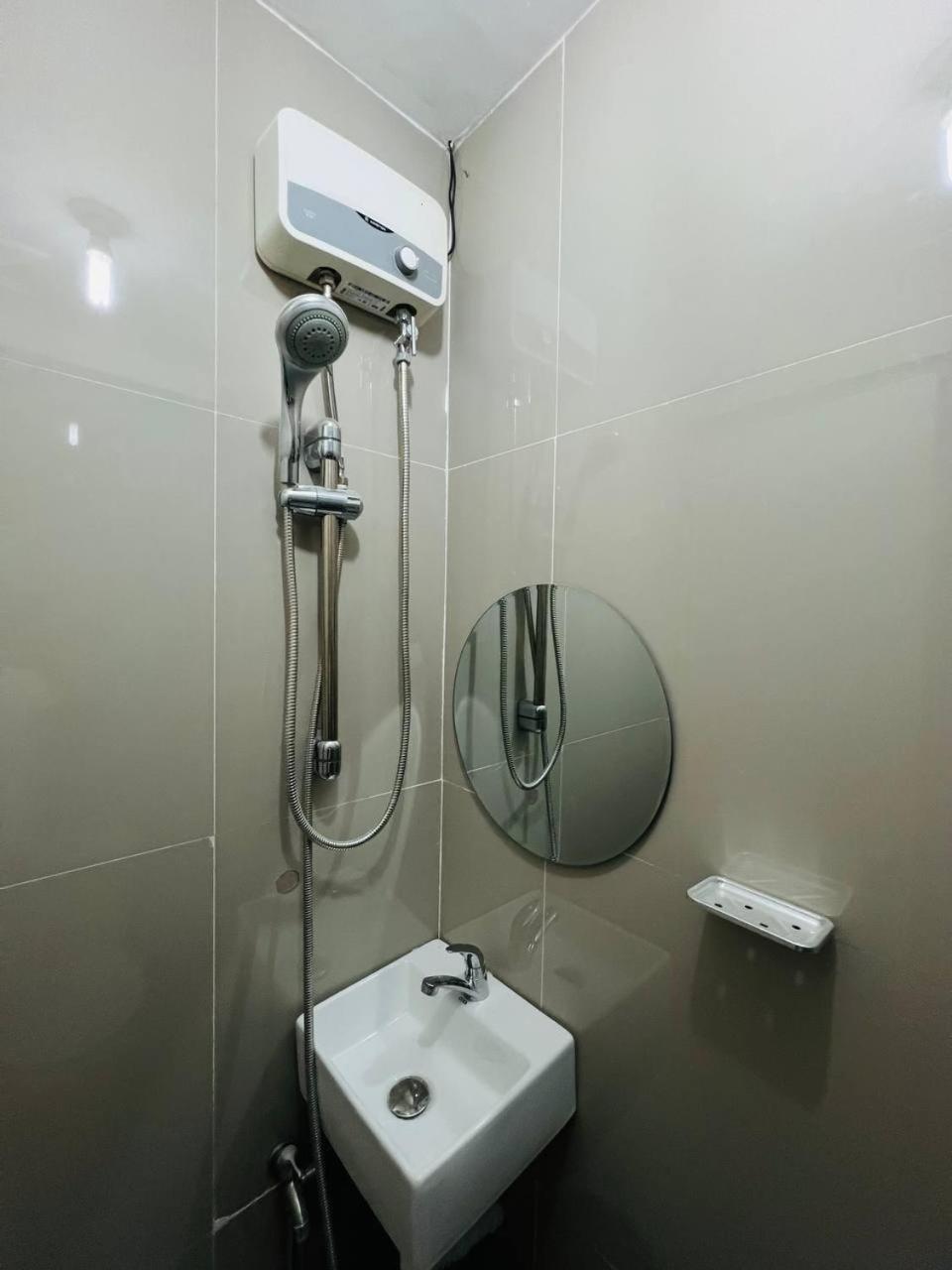Paris Theme Near Trinoma SM North LRT Roosevelt SNR Congressional Free Netflix Fast Internet
