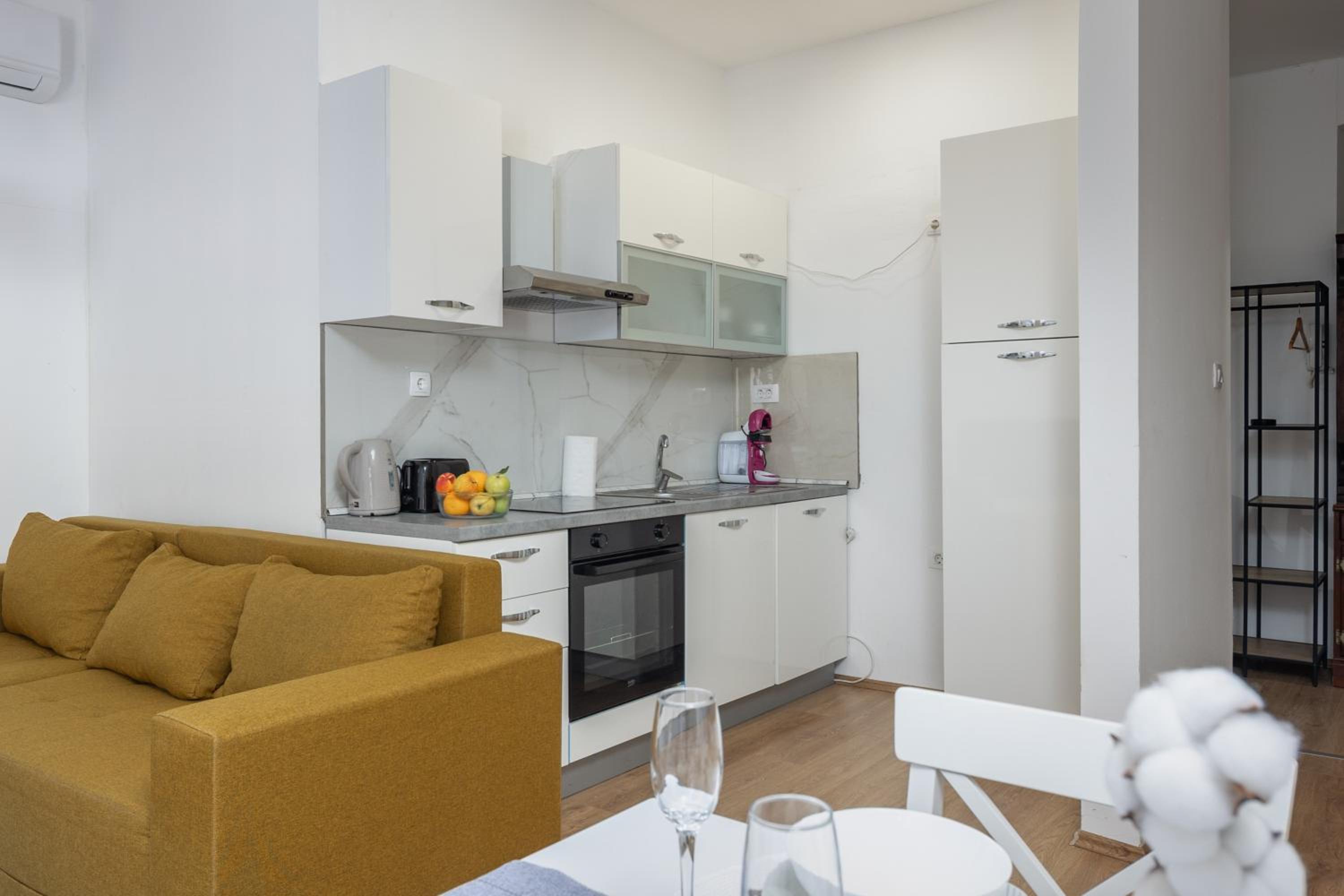 Anna 4-Bedroom City Apartment - Happy Rentals