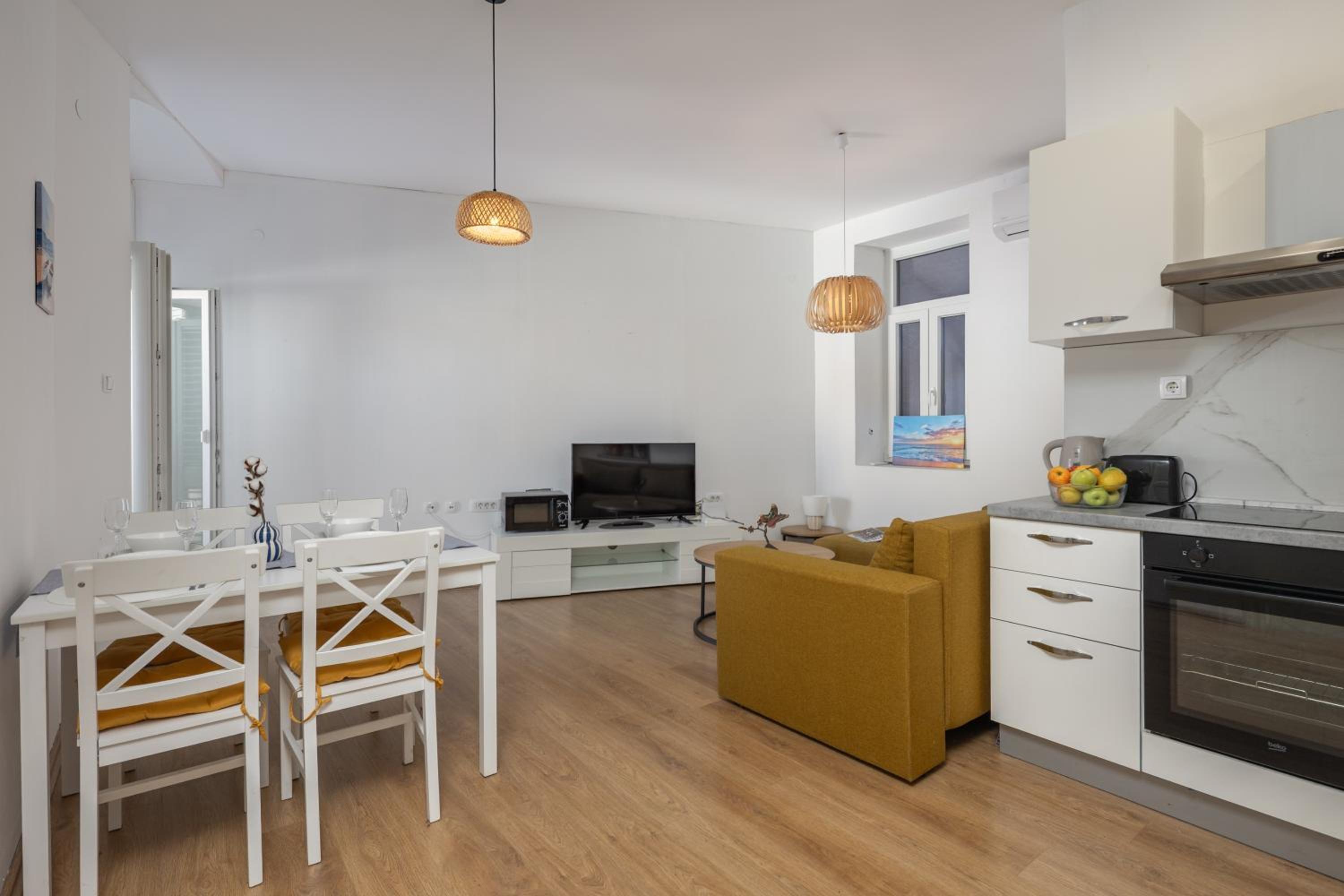Anna 4-Bedroom City Apartment - Happy Rentals
