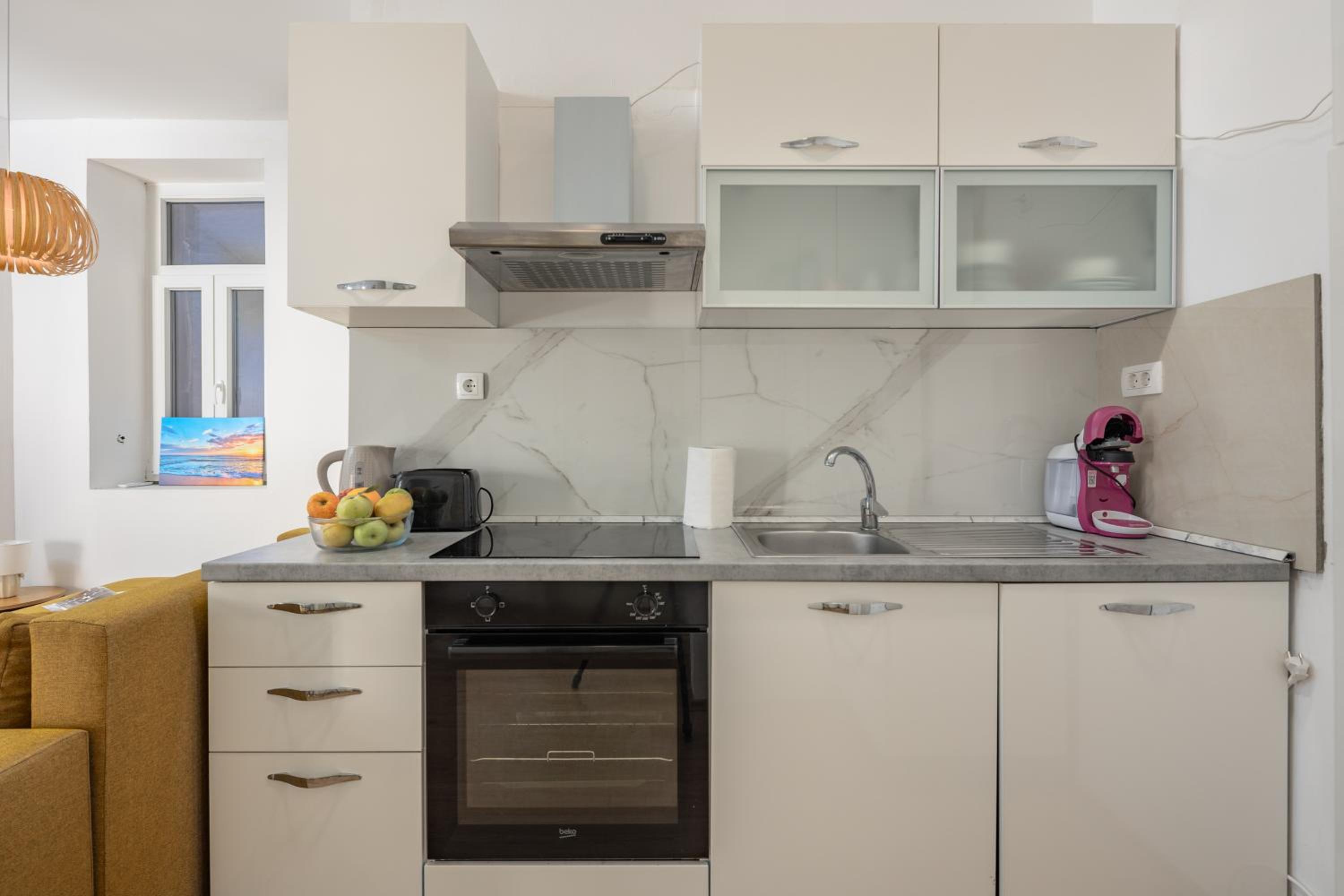 Anna 4-Bedroom City Apartment - Happy Rentals