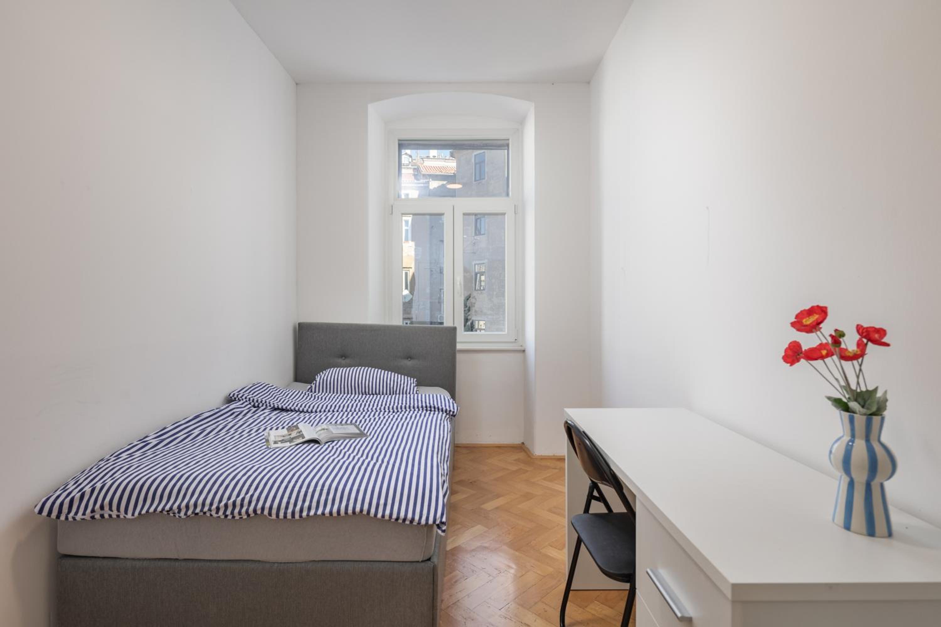Anna 4-Bedroom City Apartment - Happy Rentals