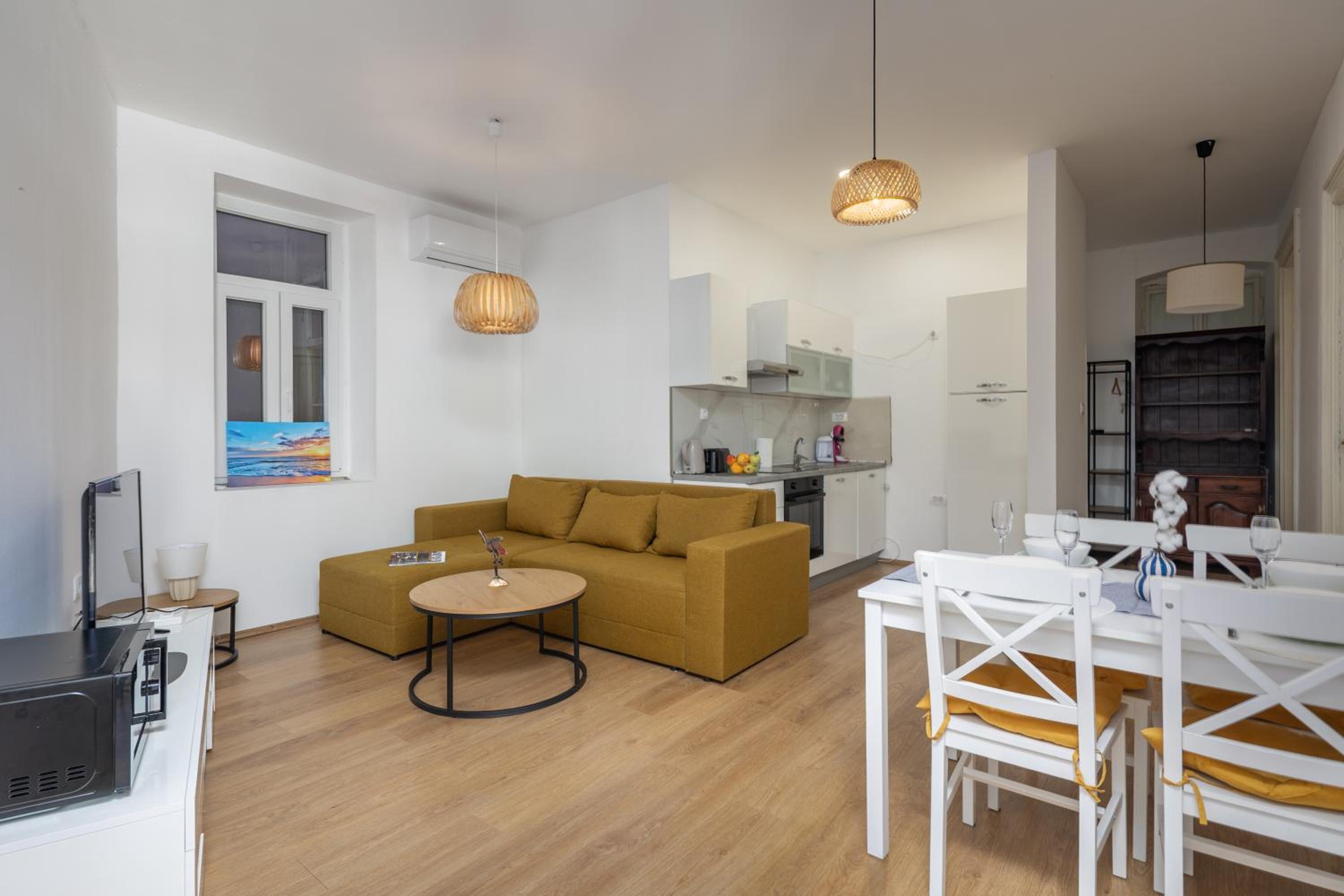 Anna 4-Bedroom City Apartment - Happy Rentals