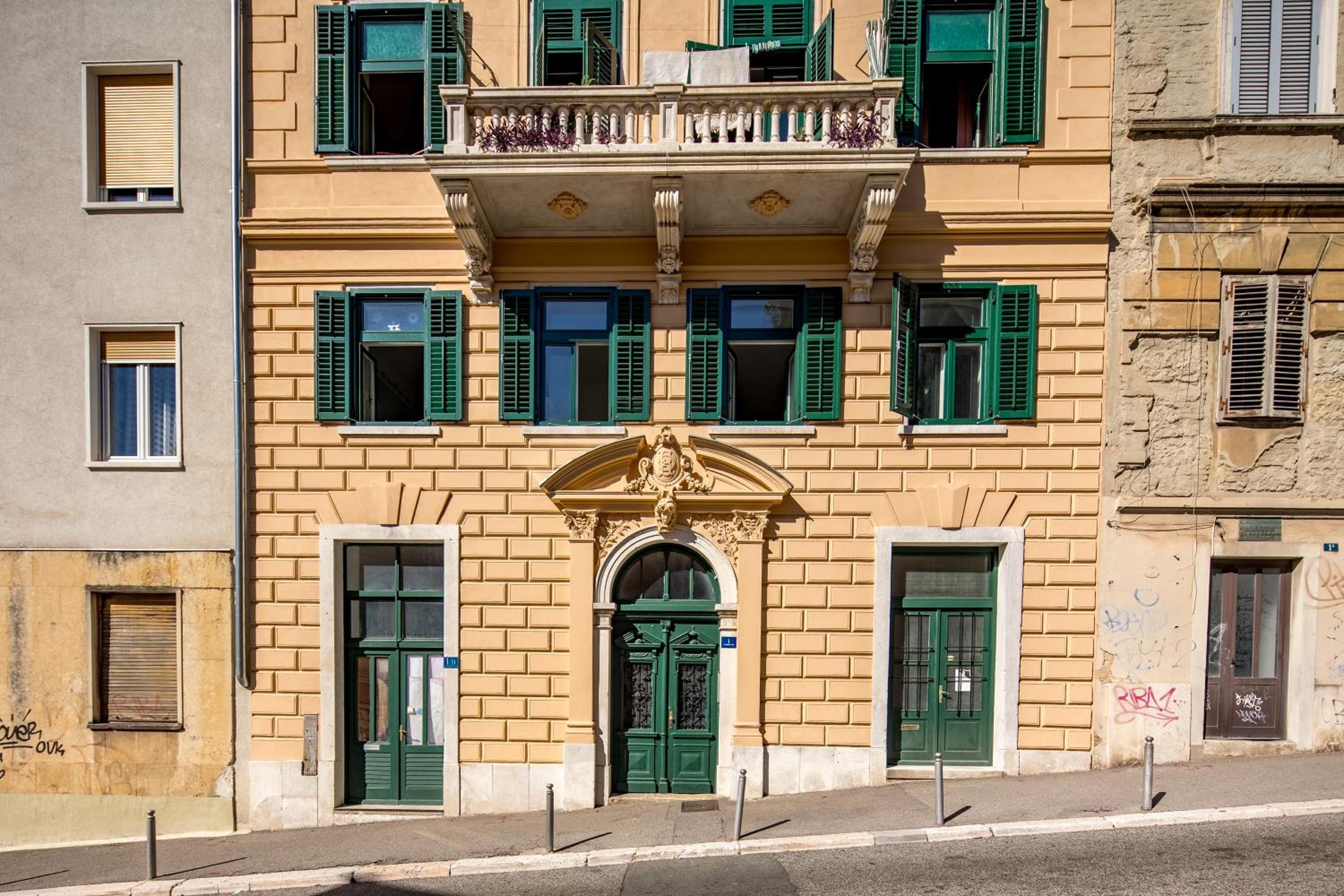 Anna 4-Bedroom City Apartment - Happy Rentals