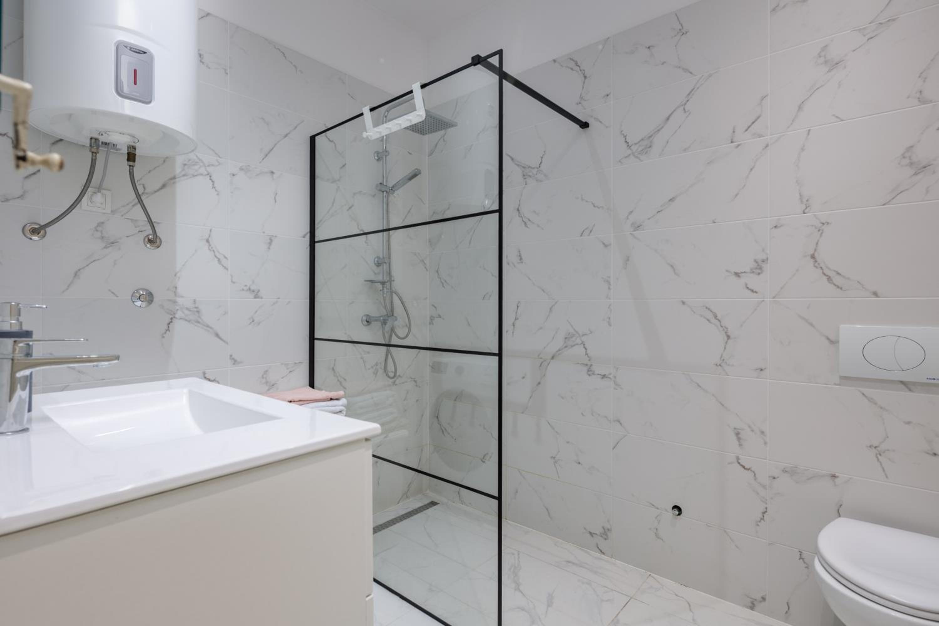 Anna 4-Bedroom City Apartment - Happy Rentals