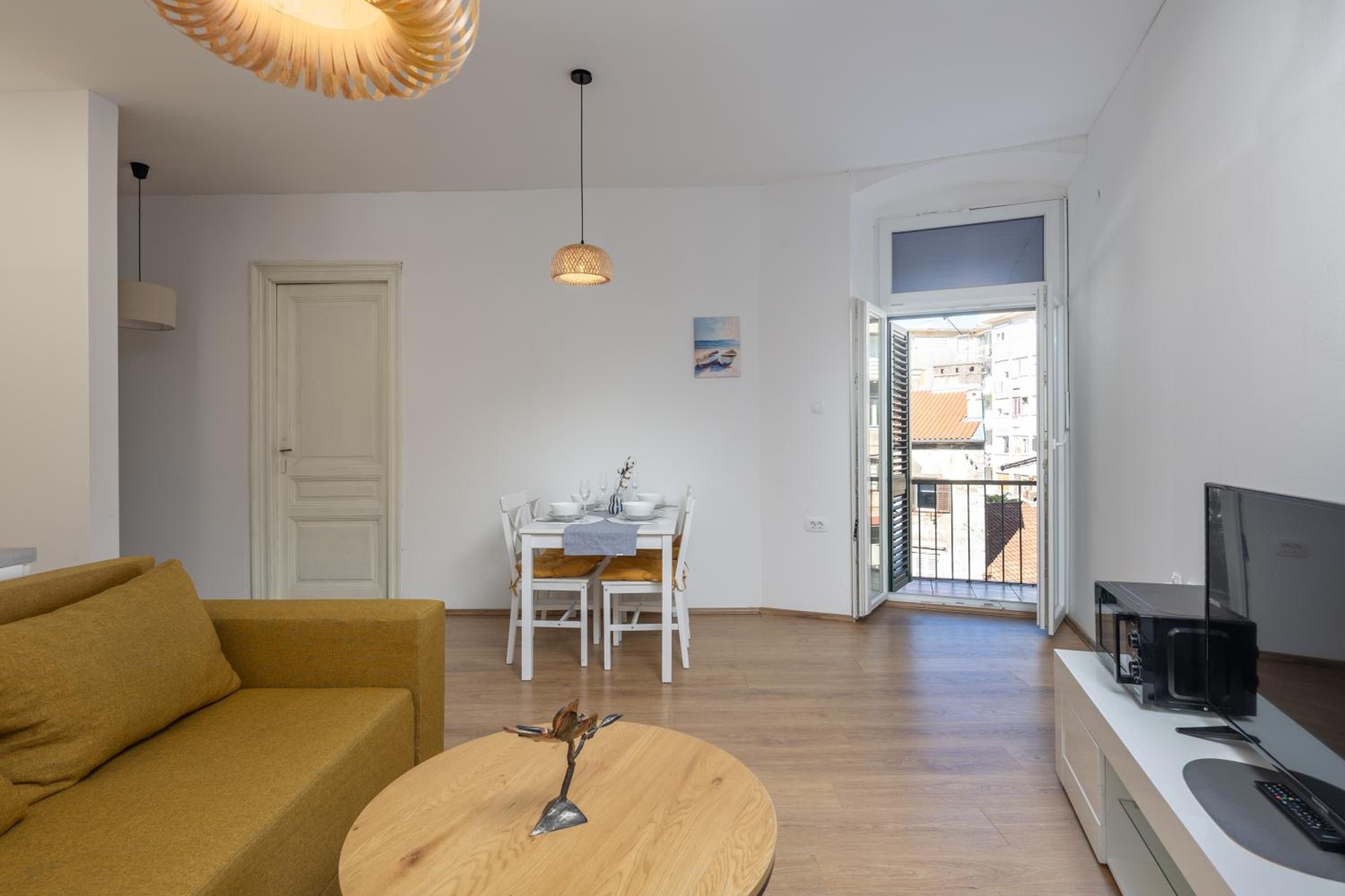 Anna 4-Bedroom City Apartment - Happy Rentals