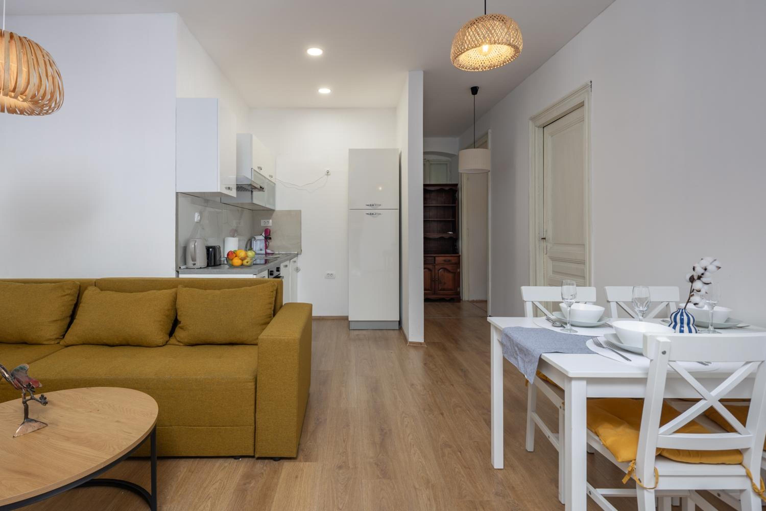 Anna 4-Bedroom City Apartment - Happy Rentals