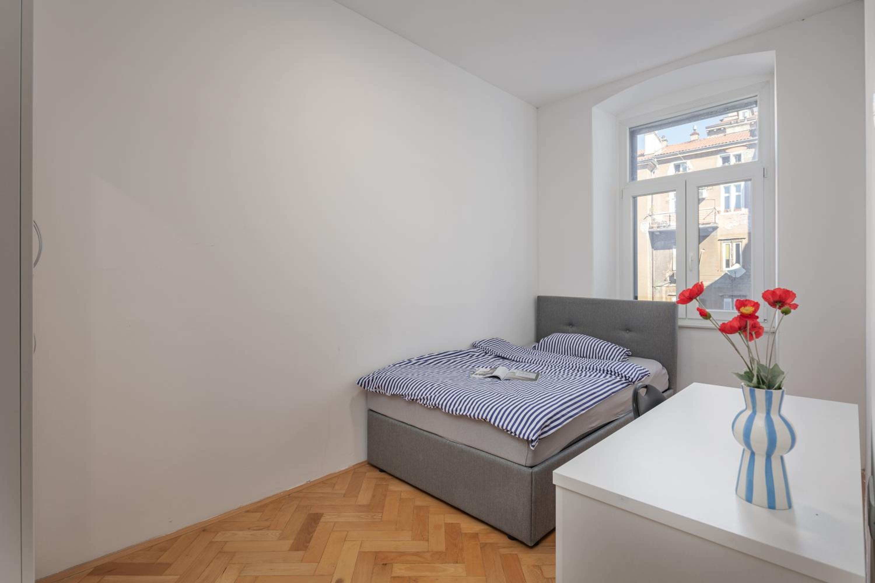 Anna 4-Bedroom City Apartment - Happy Rentals