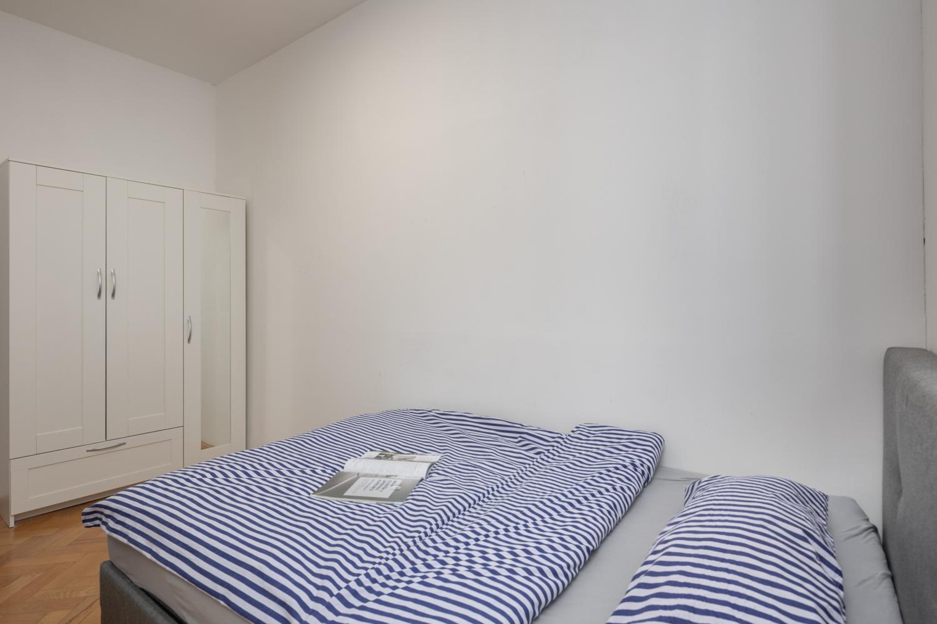Anna 4-Bedroom City Apartment - Happy Rentals