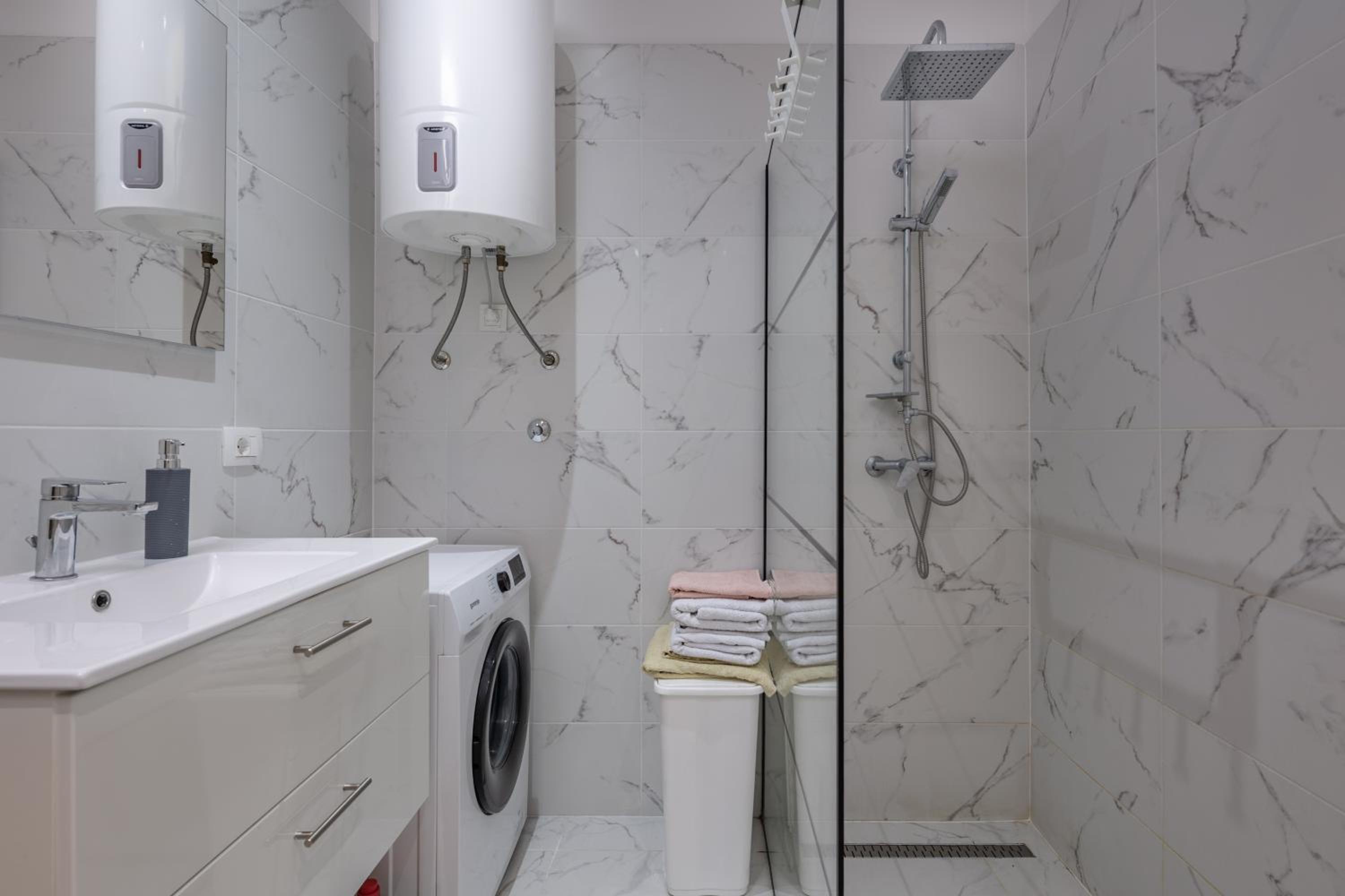 Anna 4-Bedroom City Apartment - Happy Rentals