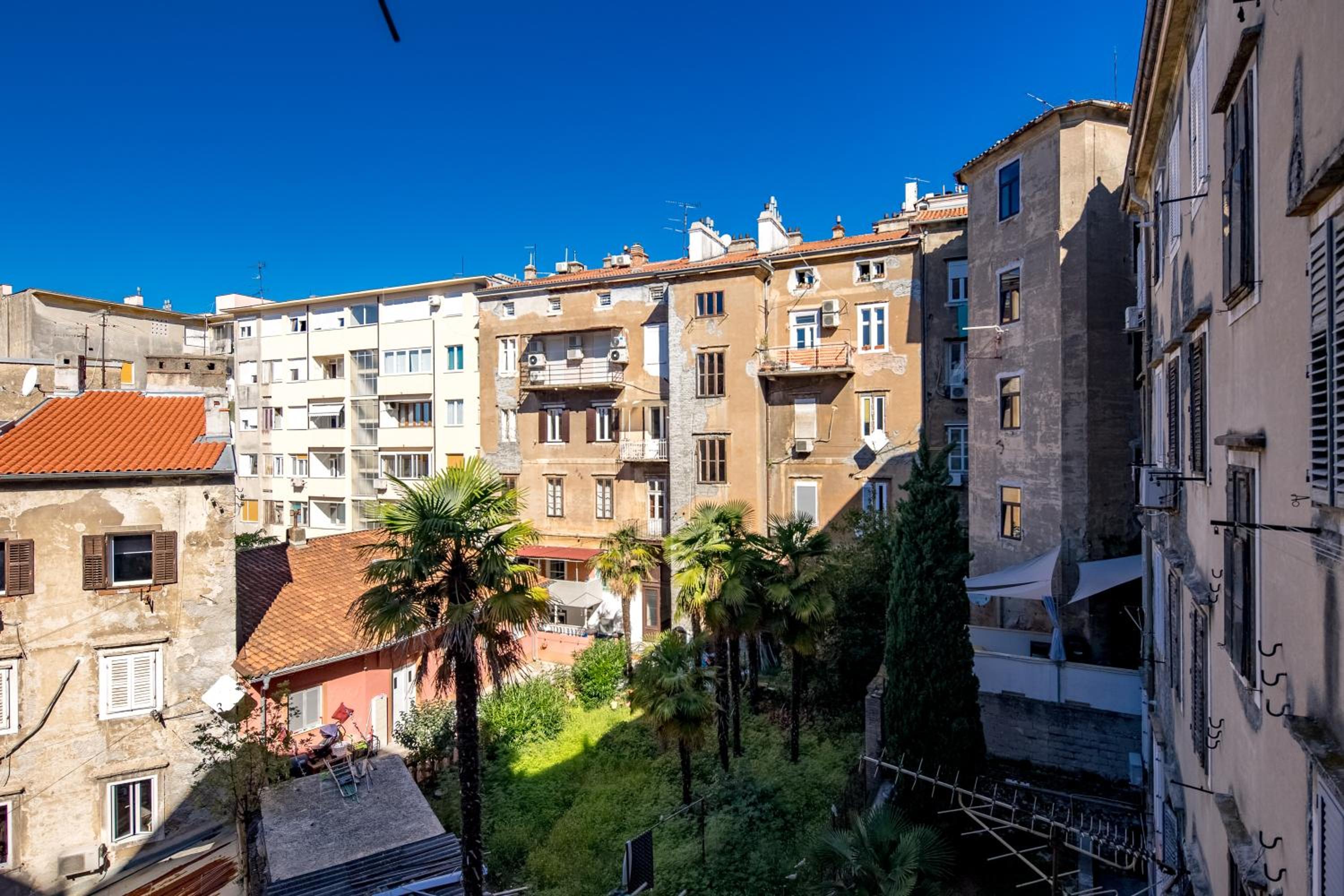 Anna 4-Bedroom City Apartment - Happy Rentals