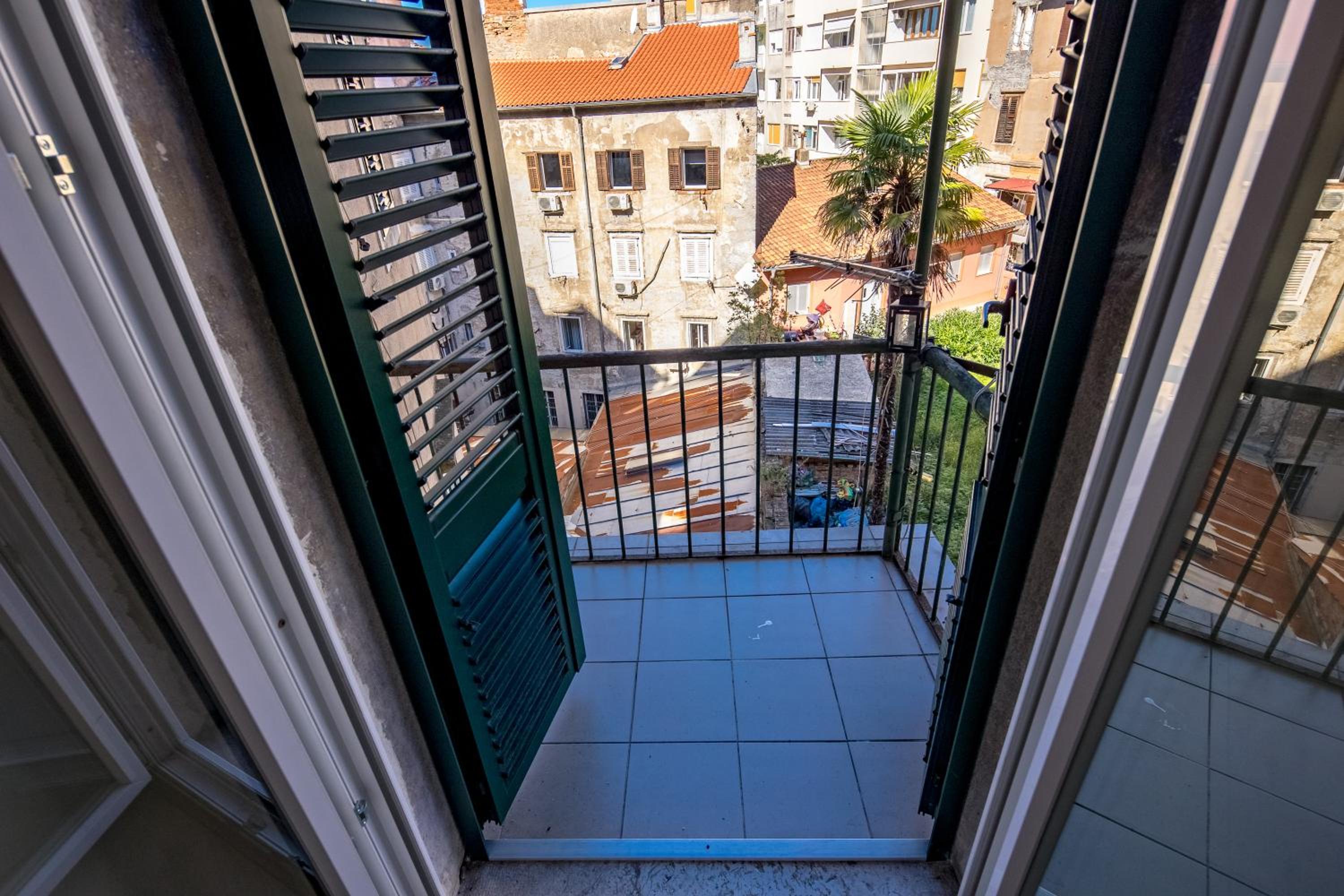 Anna 4-Bedroom City Apartment - Happy Rentals