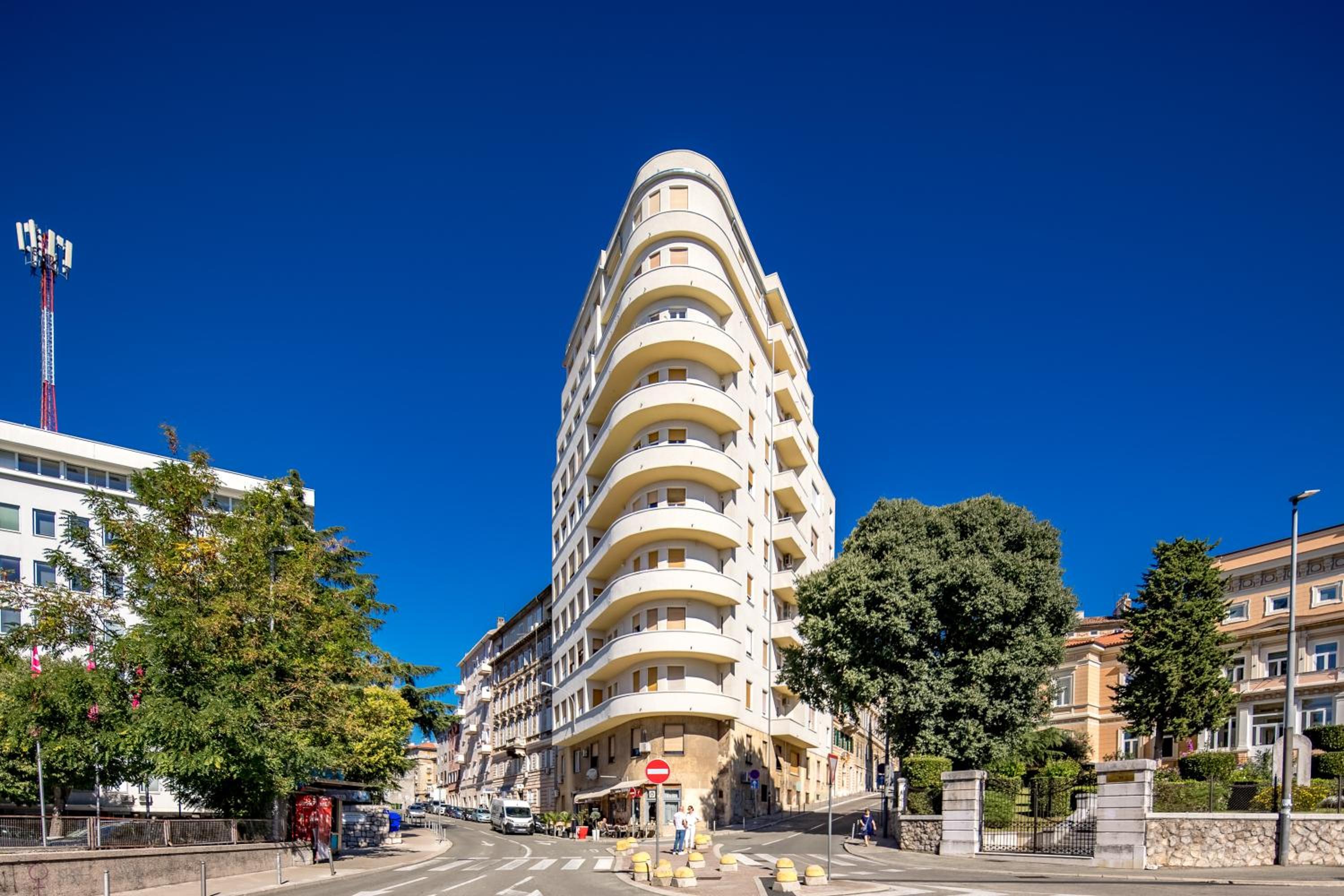 Anna 4-Bedroom City Apartment - Happy Rentals