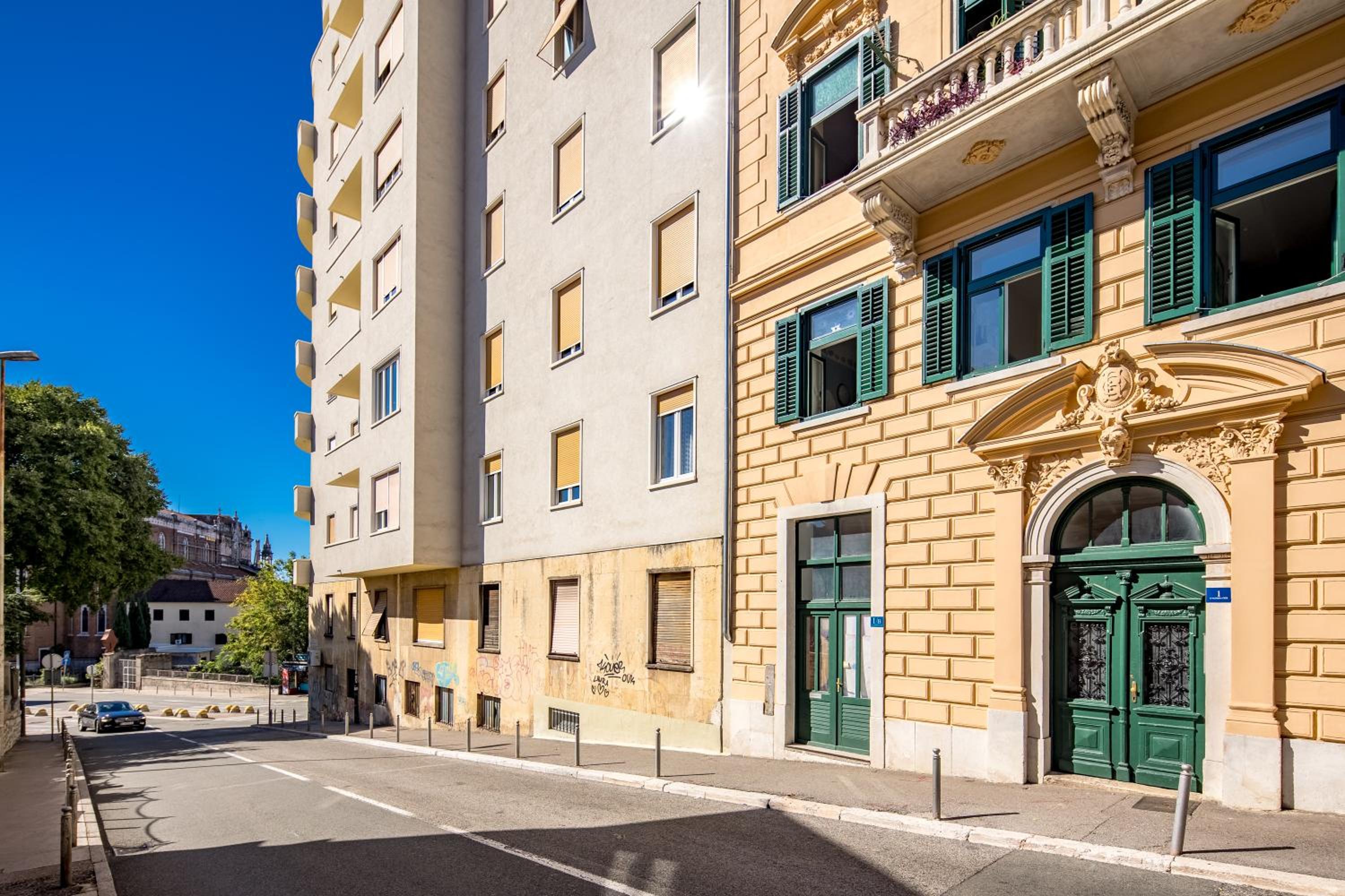 Anna 4-Bedroom City Apartment - Happy Rentals