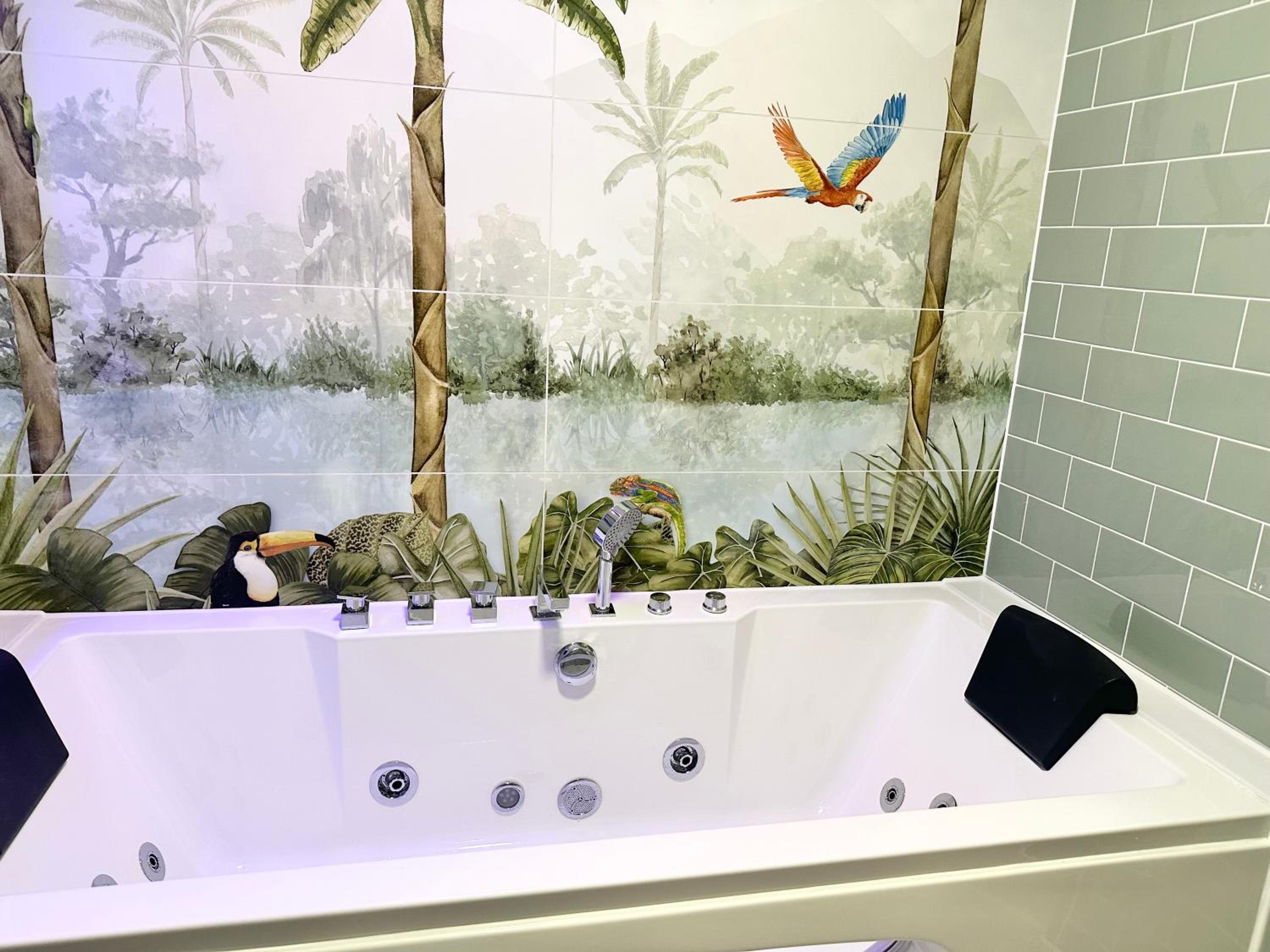 The Board Games Apartments - Brought to you by Coastline Retreats - Themed town centre apartments ALL WITH LUXURY 2 PERSON JACUZZI BATHS - 5 mins walk to t