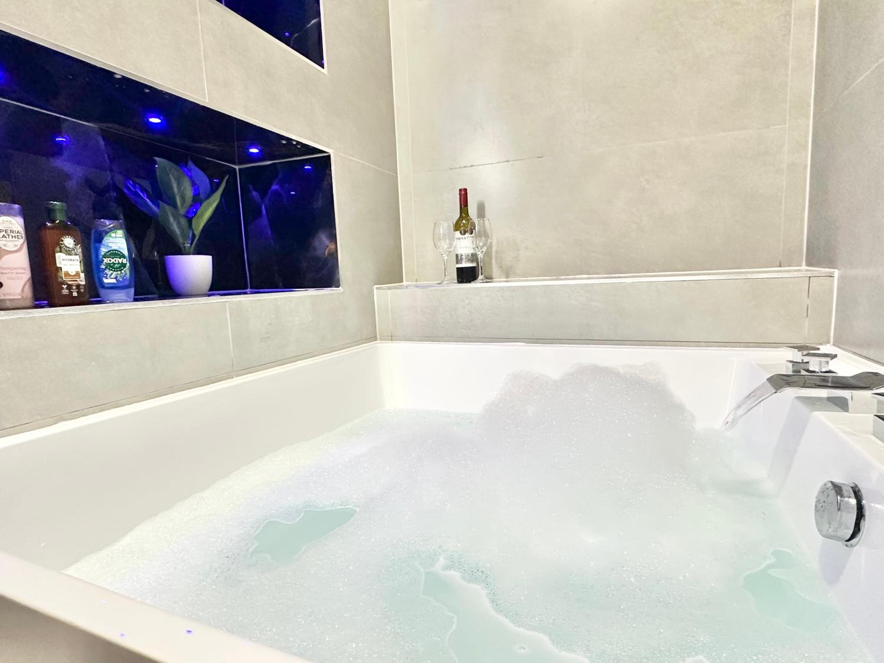 The Board Games Apartments - Brought to you by Coastline Retreats - Themed town centre apartments ALL WITH LUXURY 2 PERSON JACUZZI BATHS - 5 mins walk to t