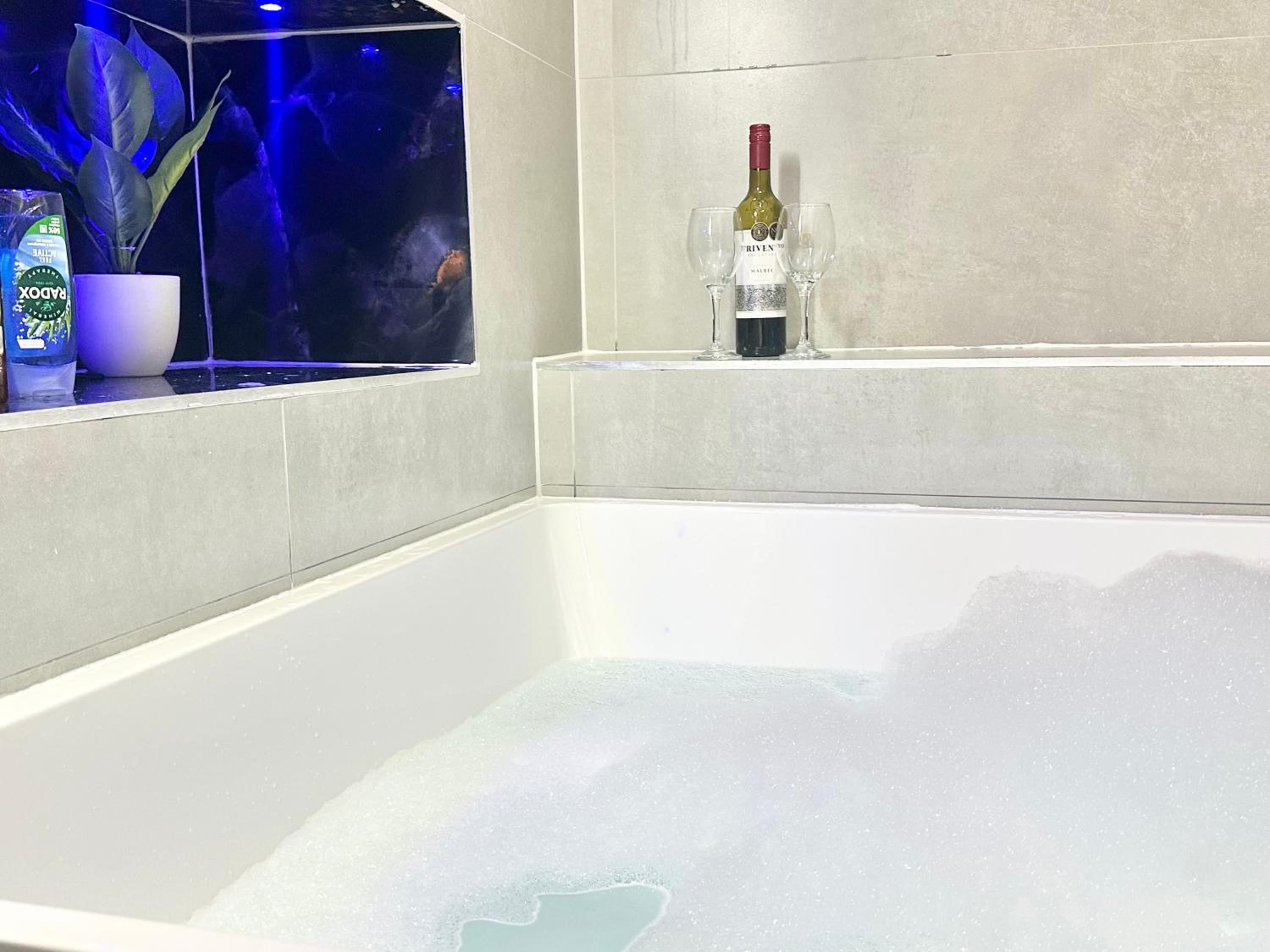 The Board Games Apartments - Brought to you by Coastline Retreats - Themed town centre apartments ALL WITH LUXURY 2 PERSON JACUZZI BATHS - 5 mins walk to t