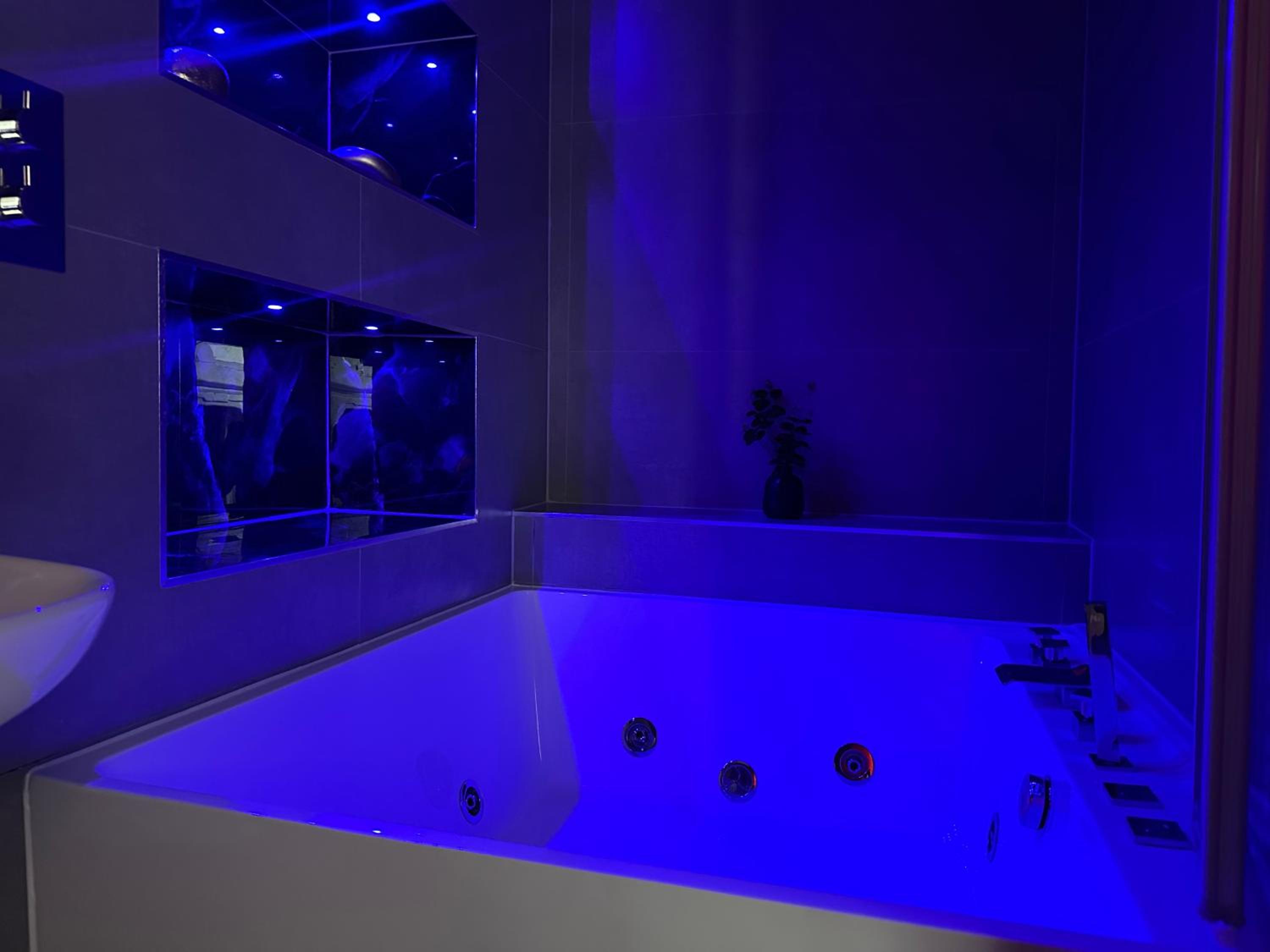 The Board Games Apartments - Brought to you by Coastline Retreats - Themed town centre apartments ALL WITH LUXURY 2 PERSON JACUZZI BATHS - 5 mins walk to t