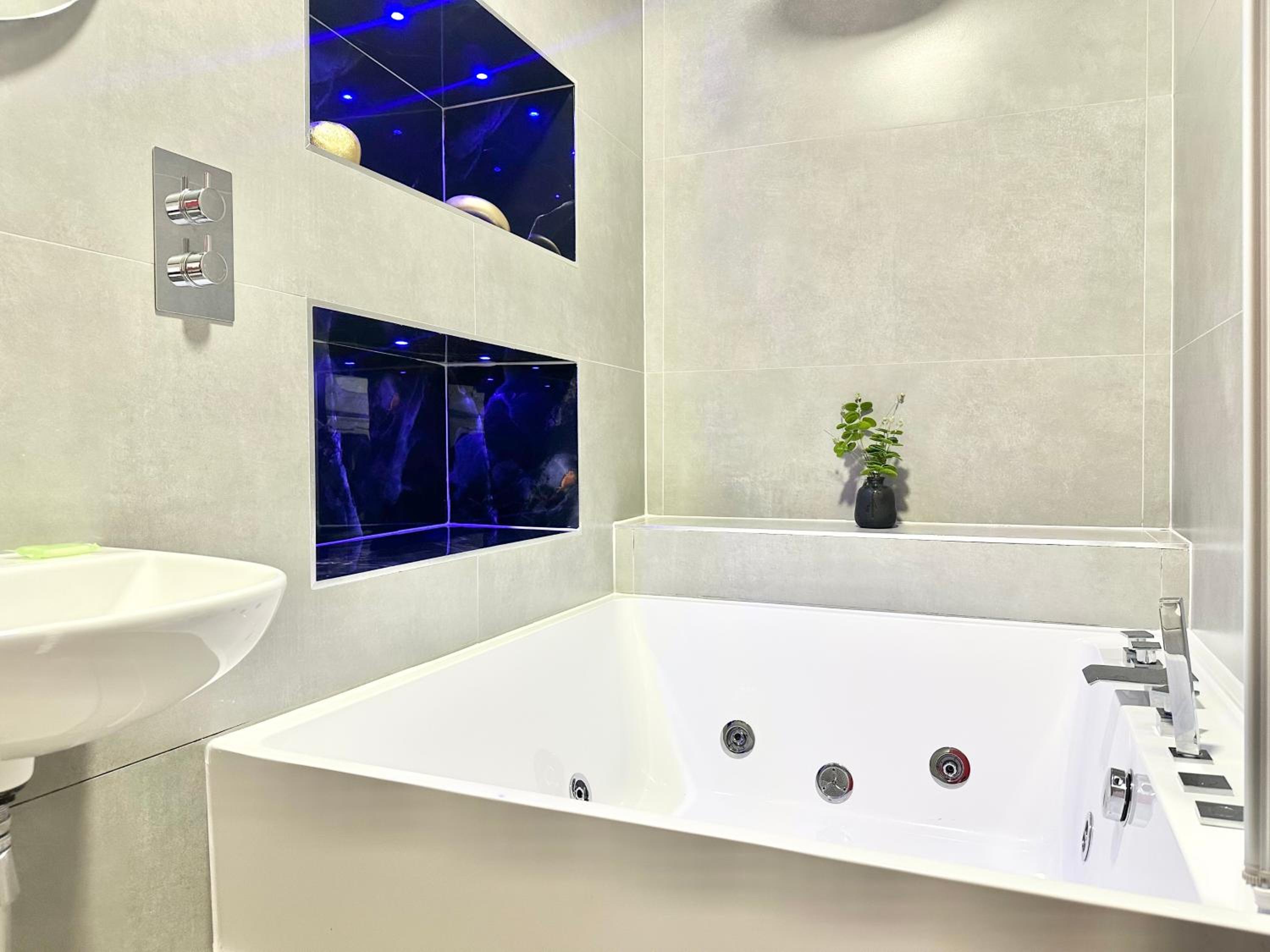 The Board Games Apartments - Brought to you by Coastline Retreats - Themed town centre apartments ALL WITH LUXURY 2 PERSON JACUZZI BATHS - 5 mins walk to t
