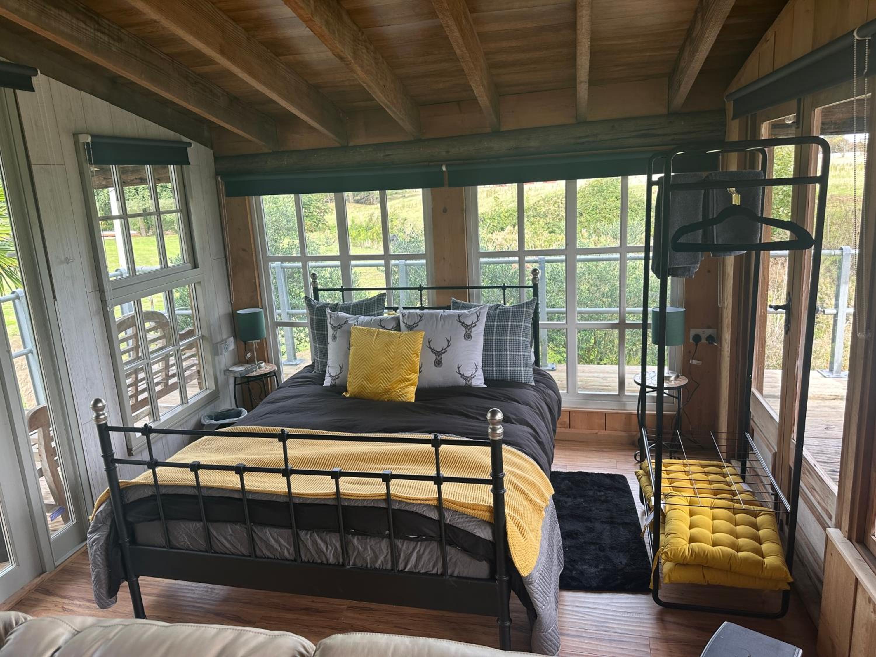 Escape to the Country, Retreat, huge Log Cabin over small river, private hot tub & log burner, WiFi, 65 inch smart TV relax read at Weston Newark, Nottingh