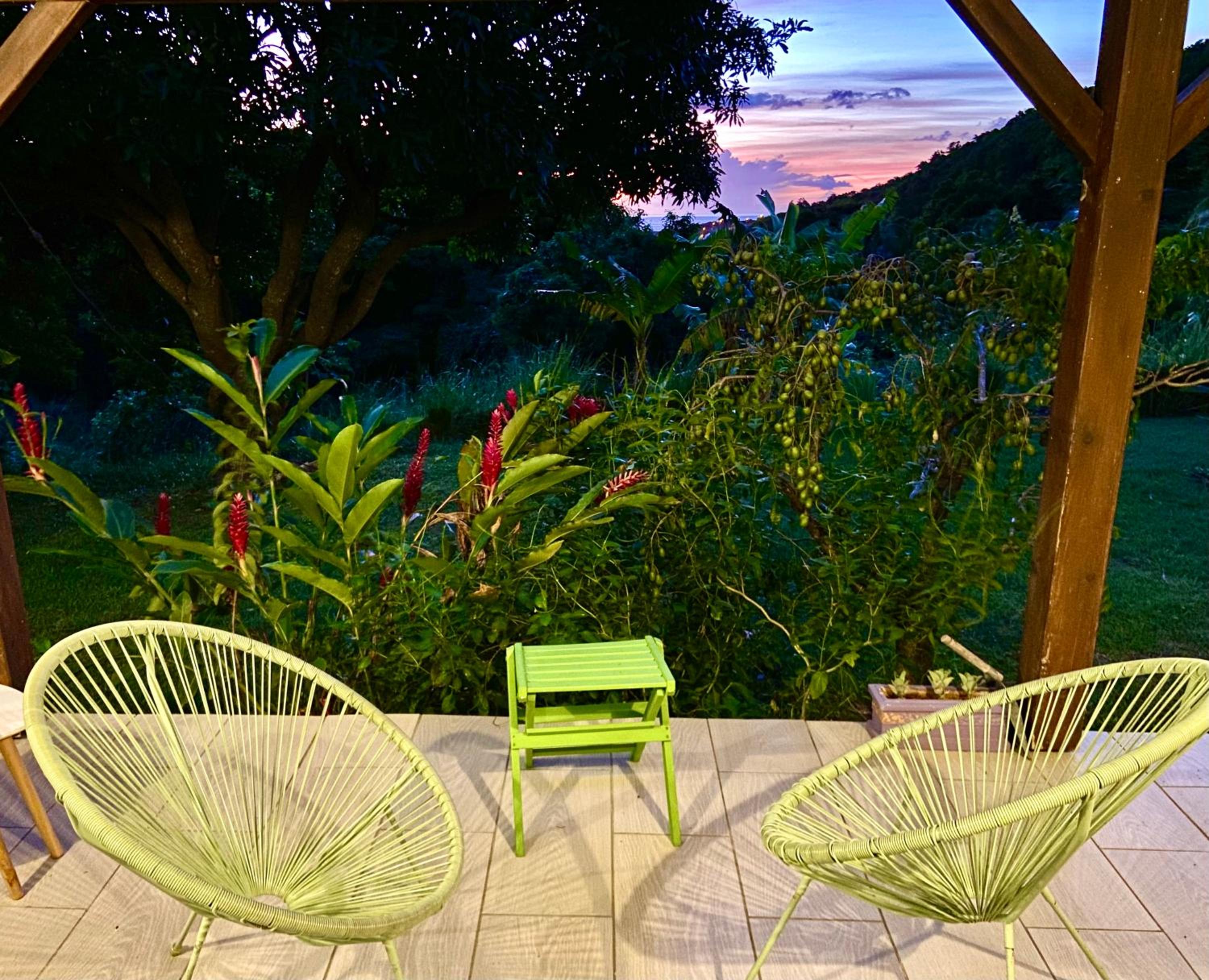 Ti Kaz Houelmont, Vue jardin tropical, proche plage de Rivière-Sens