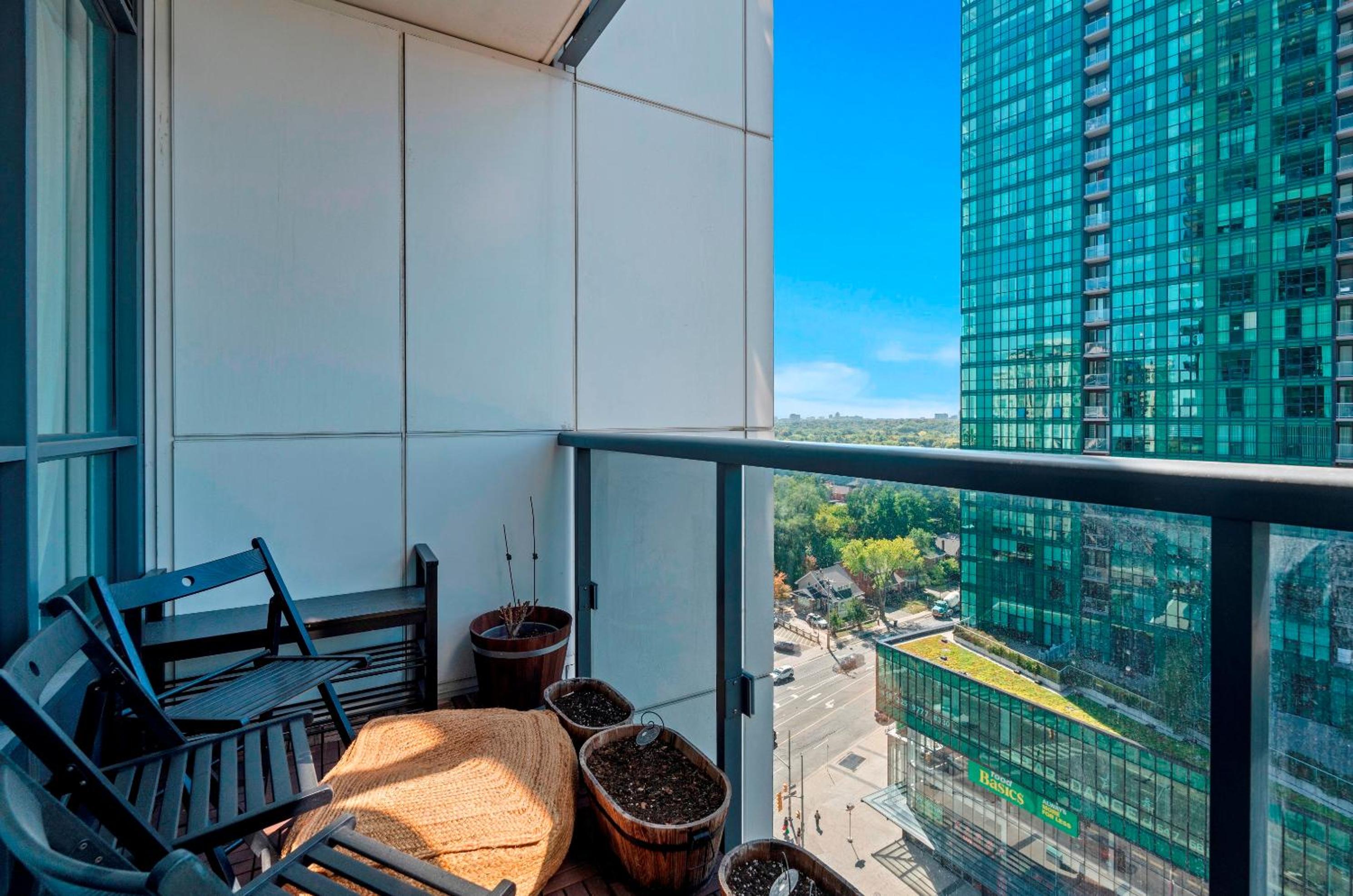 Panoramic 2 Bedroom 2 Bathroom Condo Sheppard Metro North York Toronto