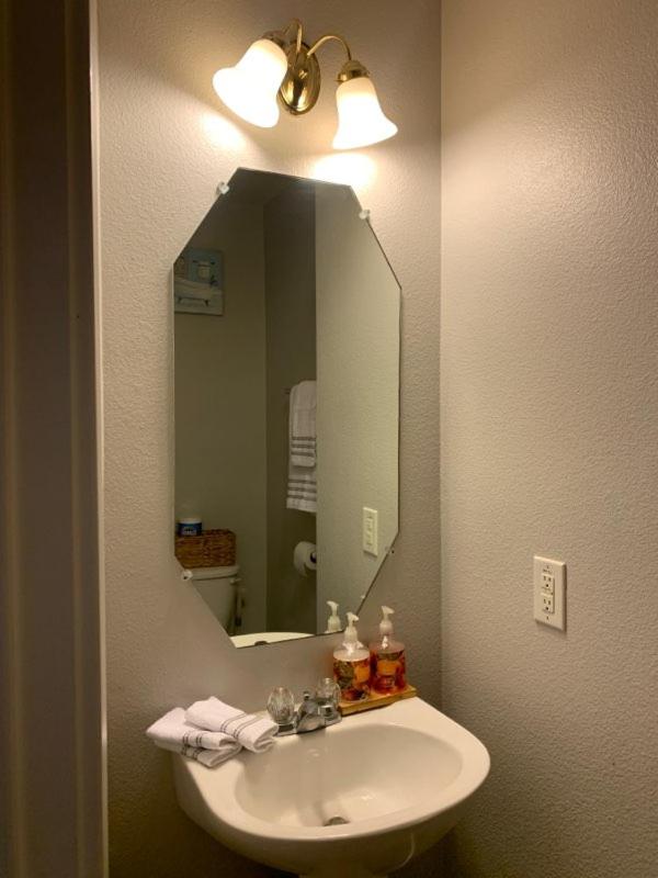 Home Away From Home 10-minutes IAH airport-Hospital-malls-Restaurants
