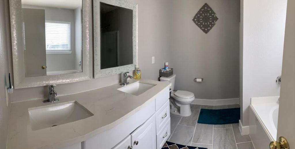Home Away From Home 10-minutes IAH airport-Hospital-malls-Restaurants