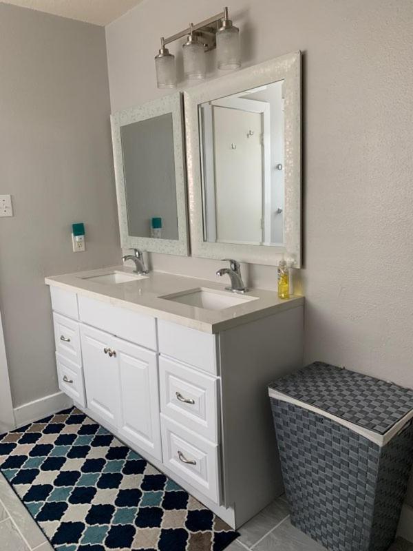 Home Away From Home 10-minutes IAH airport-Hospital-malls-Restaurants