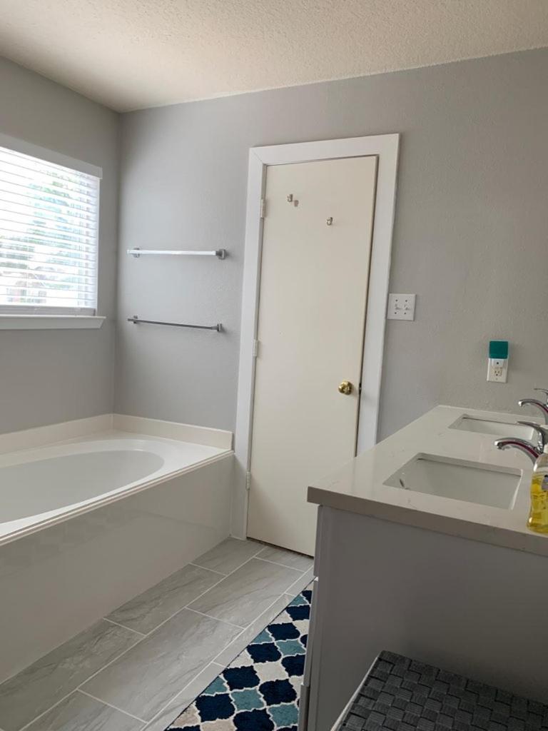 Home Away From Home 10-minutes IAH airport-Hospital-malls-Restaurants