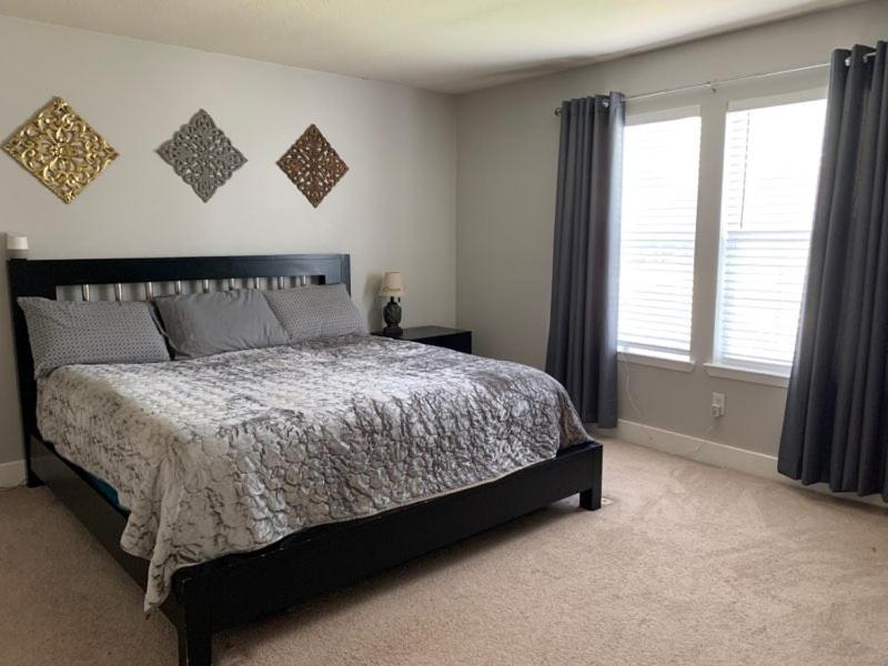Home Away From Home 10-minutes IAH airport-Hospital-malls-Restaurants