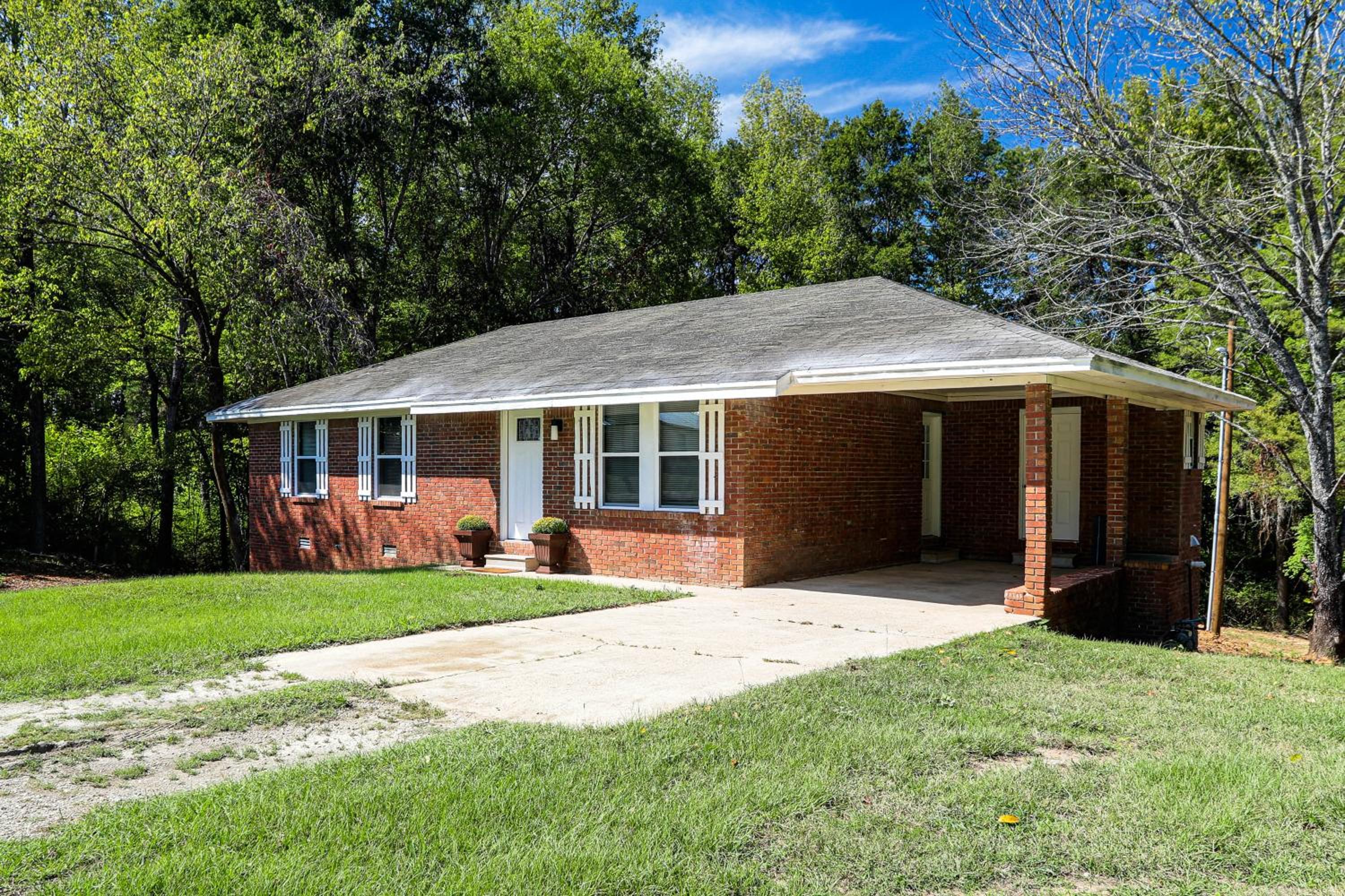 Game Day Getaway! Home with Yard, 4 Mi to Ole Miss