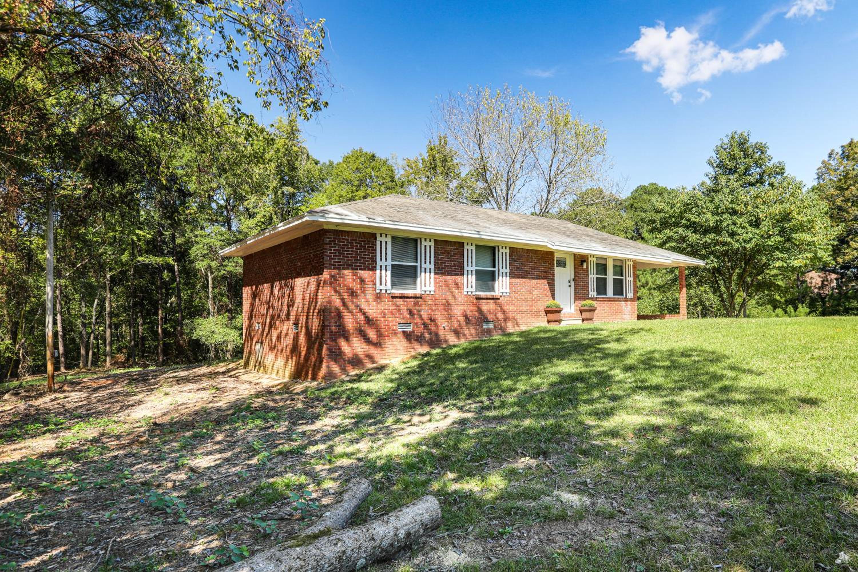 Game Day Getaway! Home with Yard, 4 Mi to Ole Miss