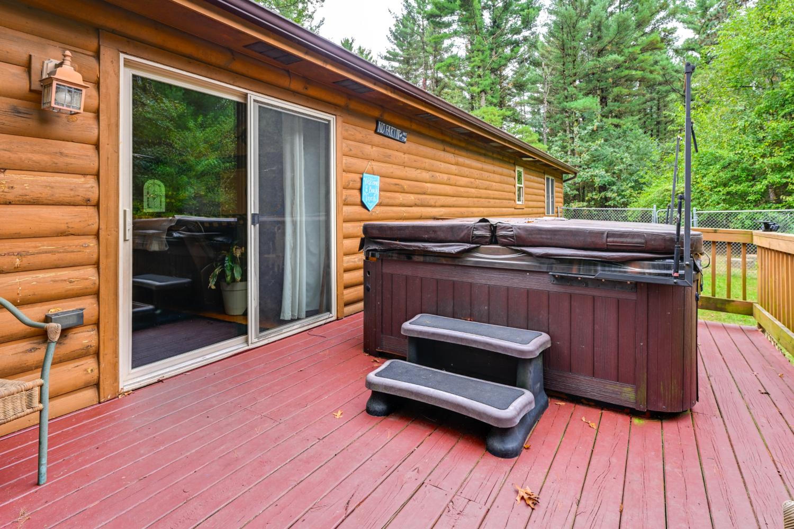 Pet Friendly Cabin with Hot Tub 5 mi to River